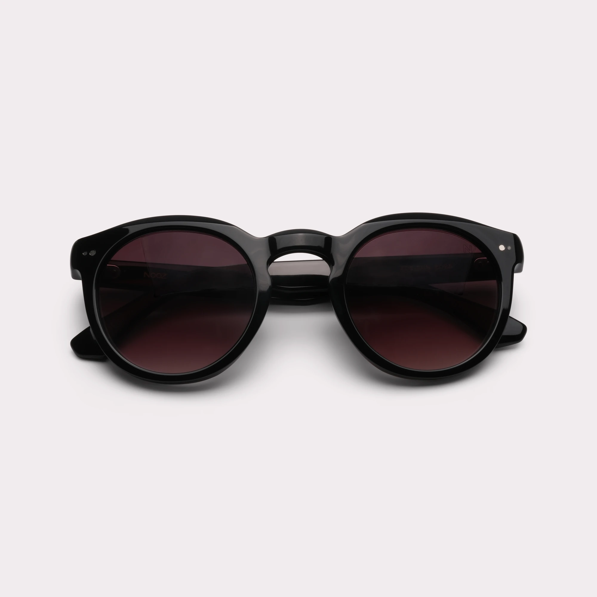Une paire de Robb Noir Lunettes de soleil repliée