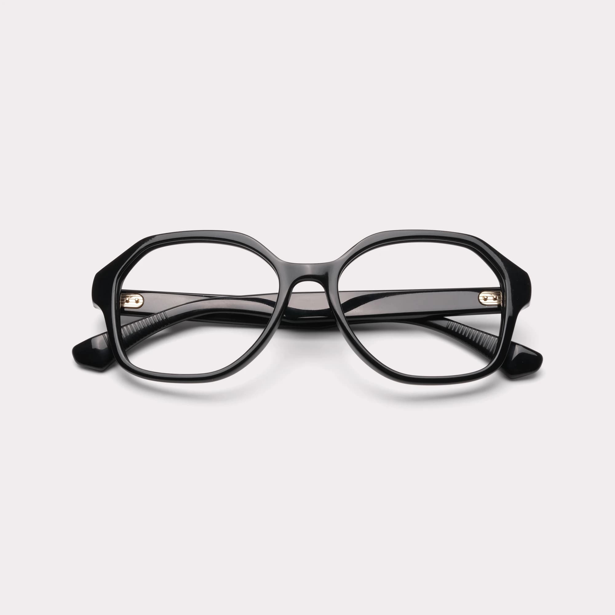 Une paire de Aude Noir Lunettes sur prescription repliée