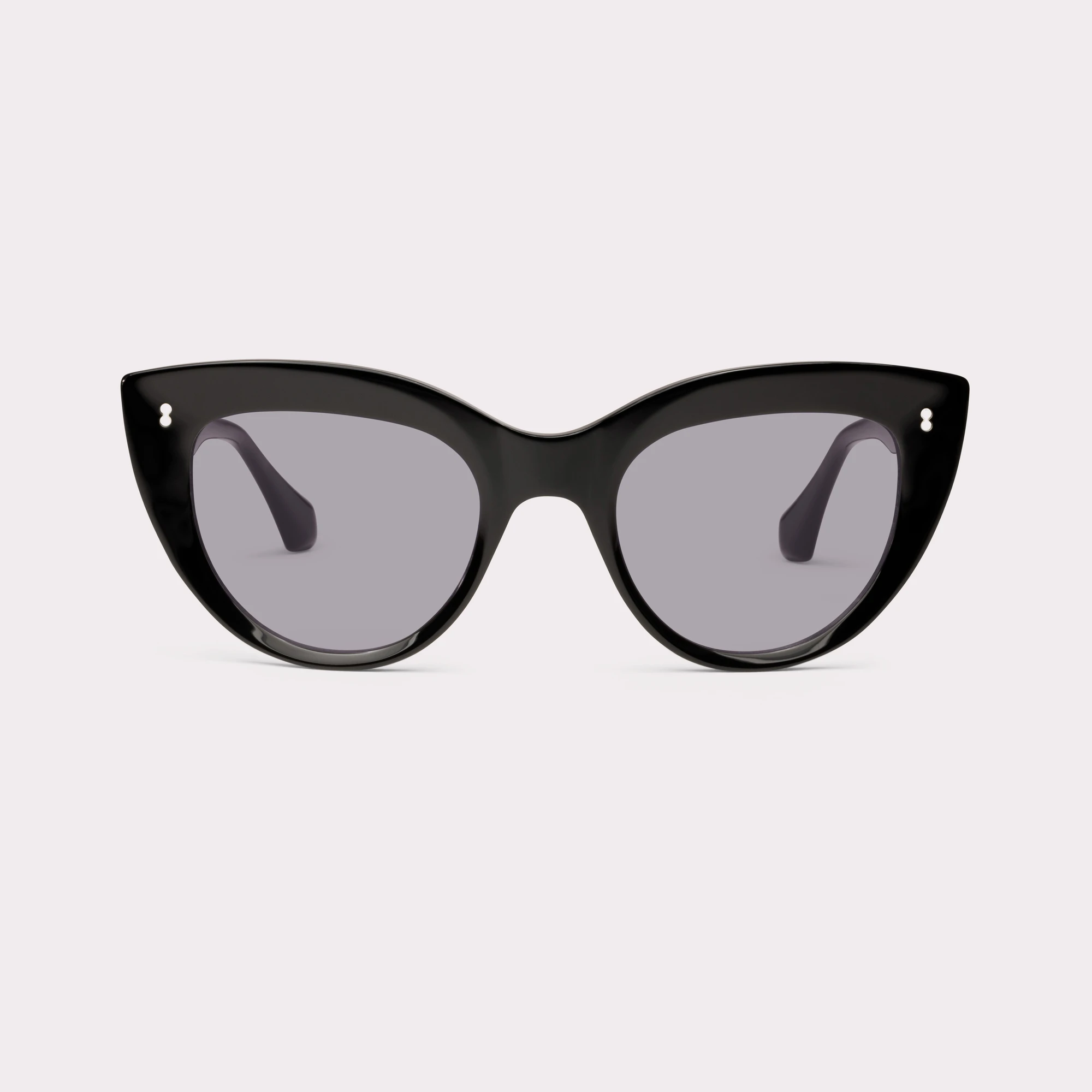 Une paire de Romy Noir Lunettes de soleil vue de face