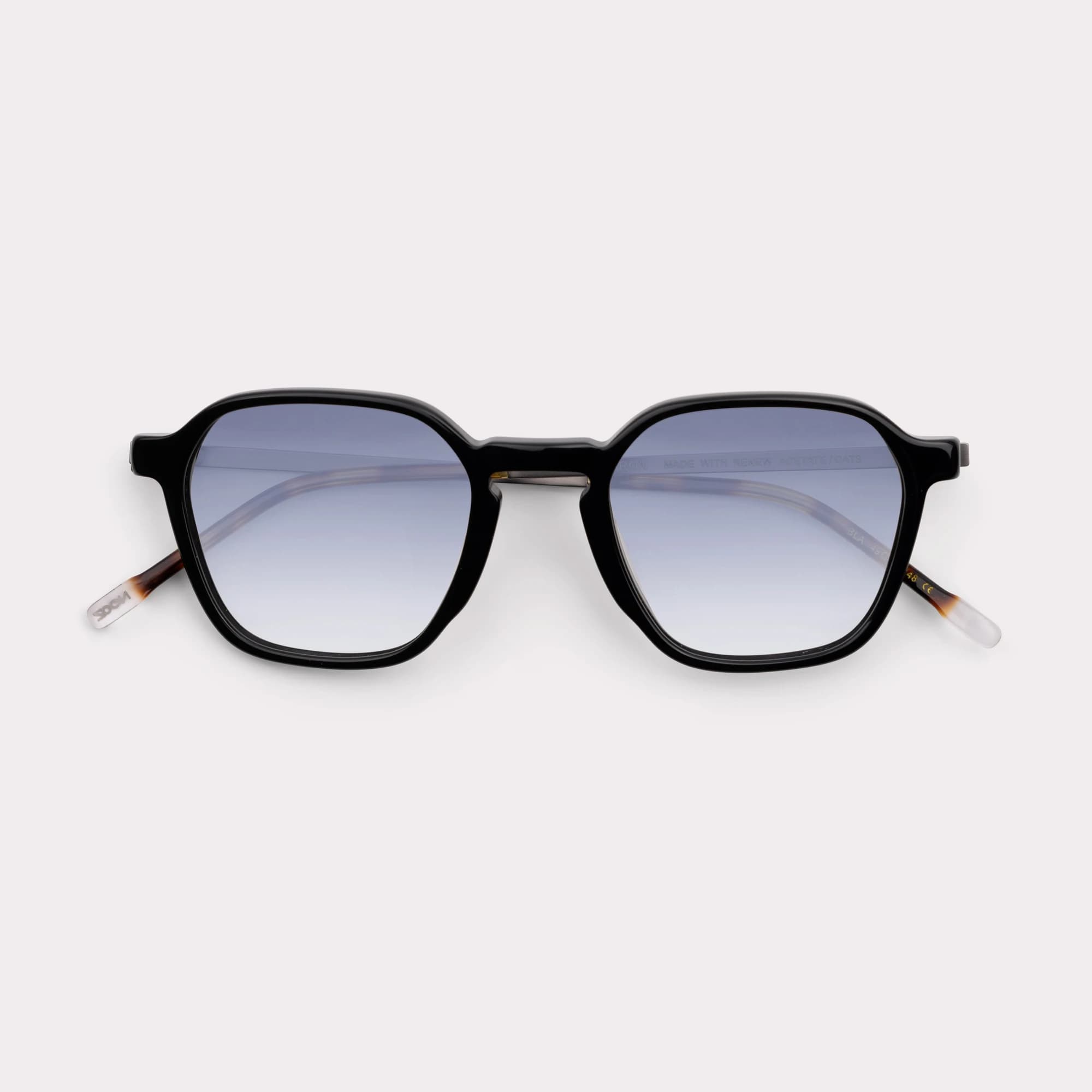 Une paire de Aaron Noir Lunettes de soleil repliée
