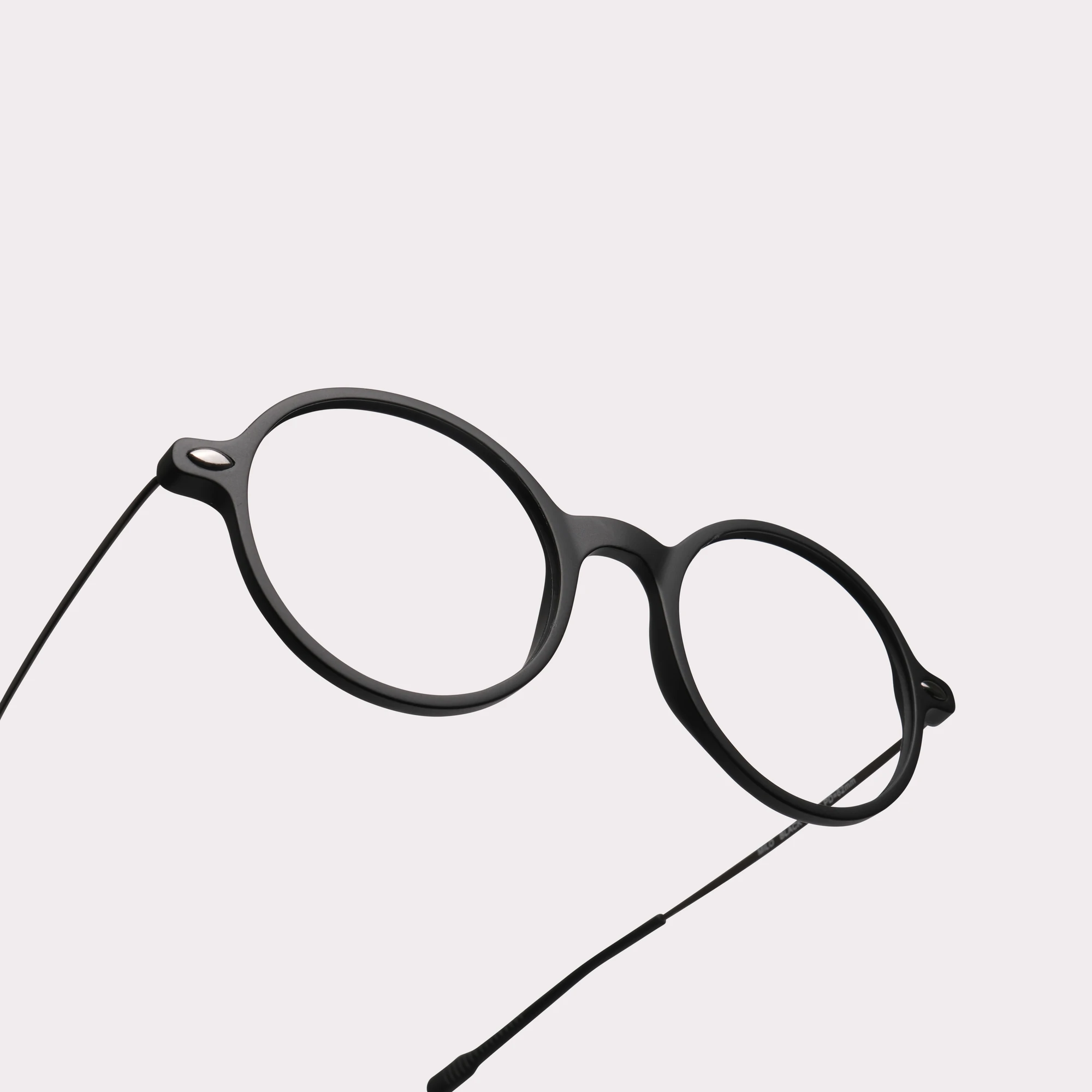 Une paire de Milo Noir Lunettes multi-distance™ anti-lumière bleue en vue macro