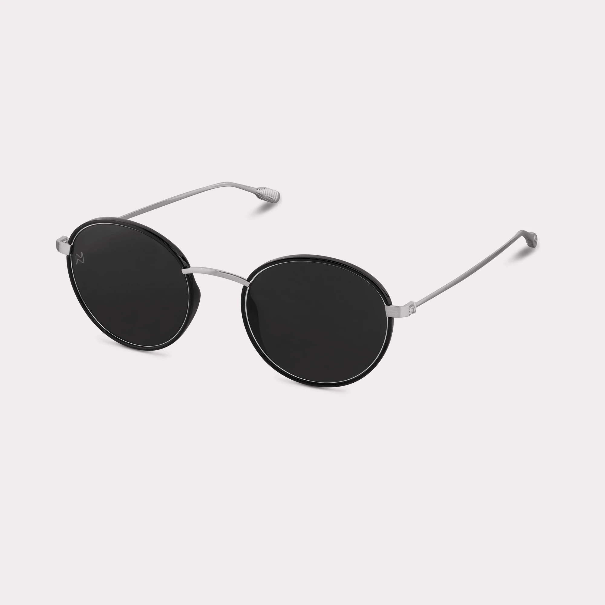 Une paire de Ela Noir Lunettes de soleil vue de côté