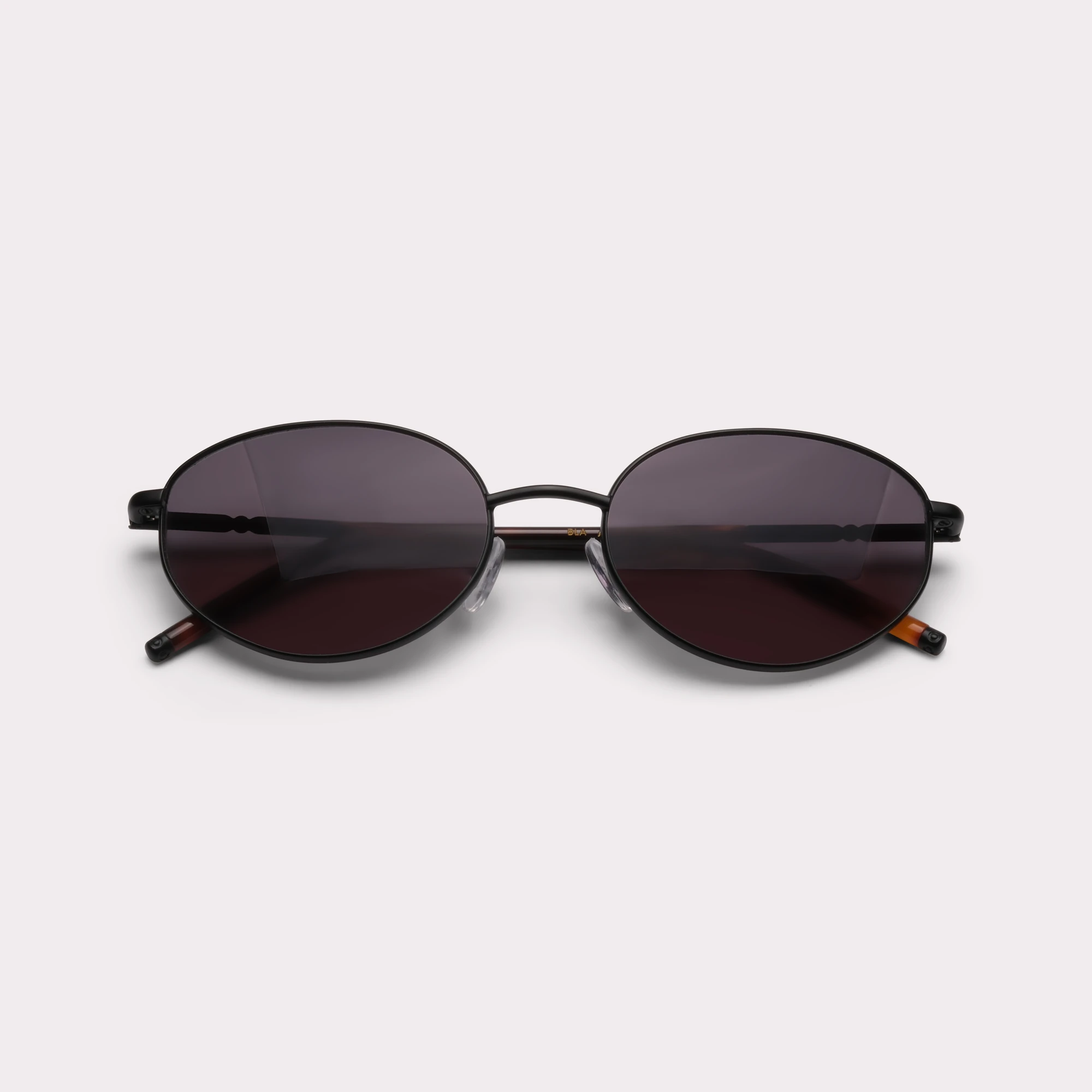 Une paire de Dean Noir Lunettes de soleil repliée