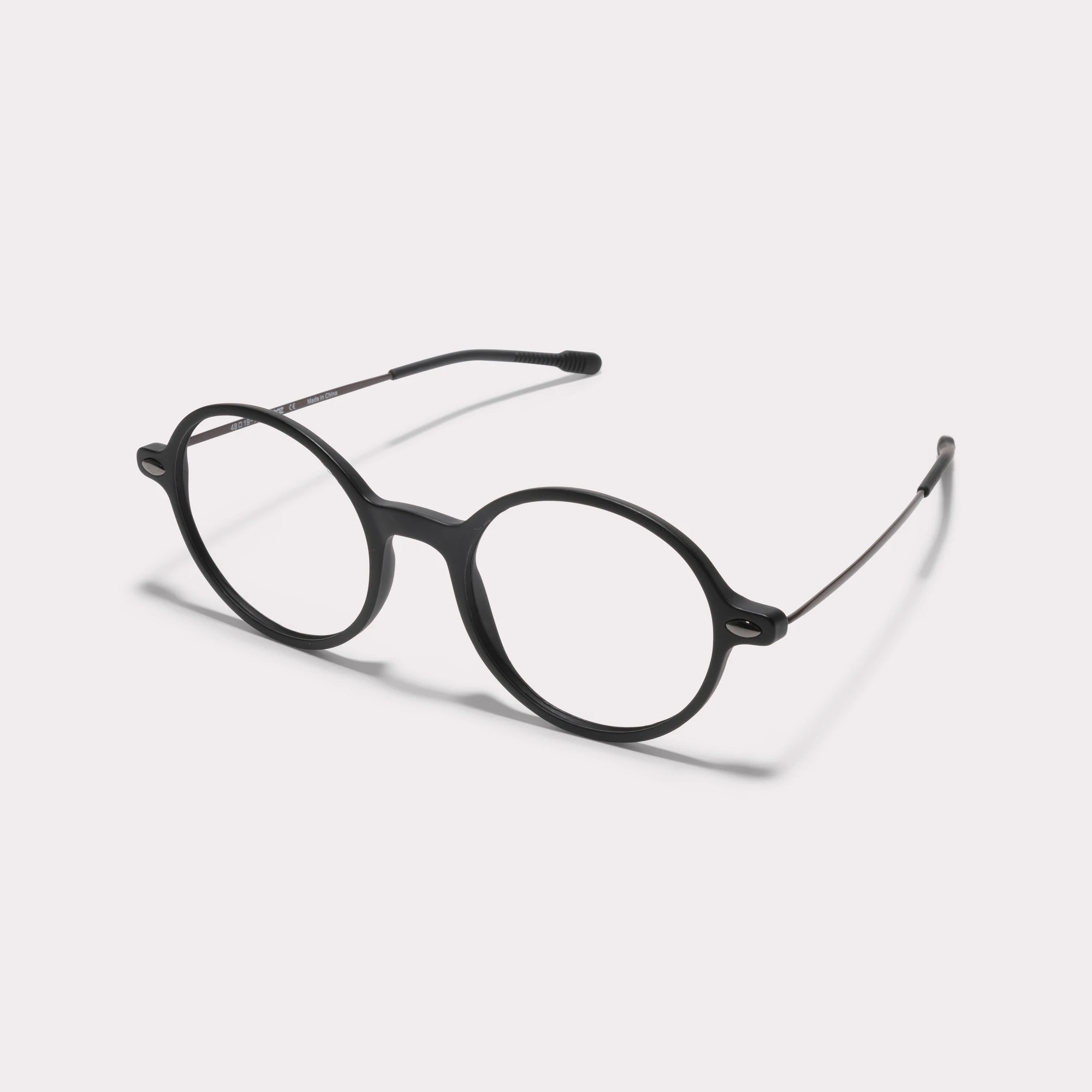 Une paire de Milo Noir Lunettes multi-distance™ anti-lumière bleue vue de côté
