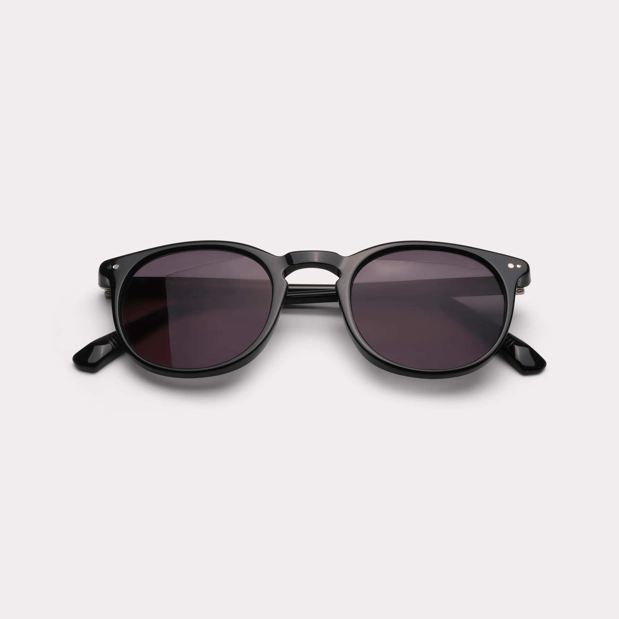 Une paire de Basil Noir Lunettes de soleil repliée