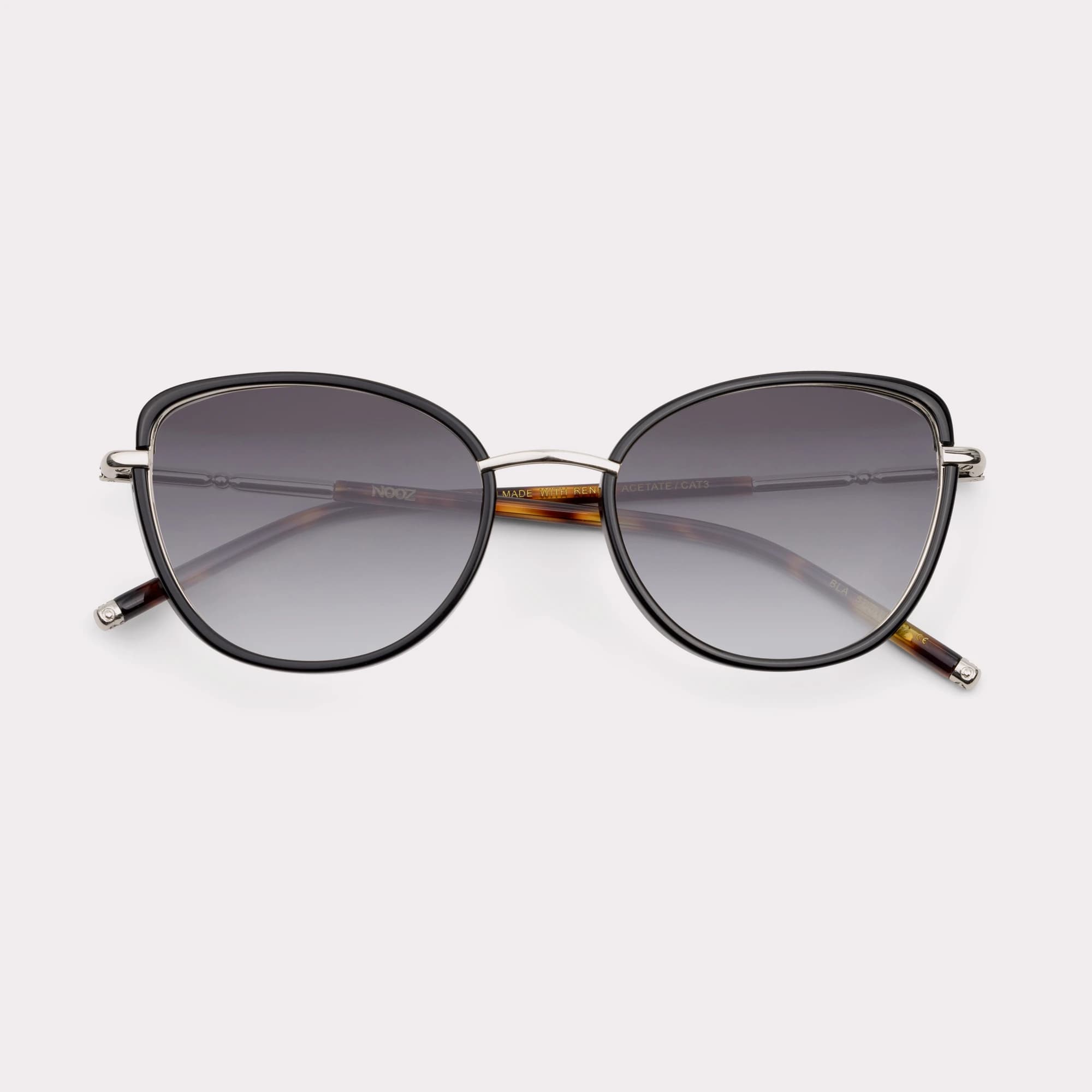 Une paire de Indy Noir Lunettes de soleil repliée