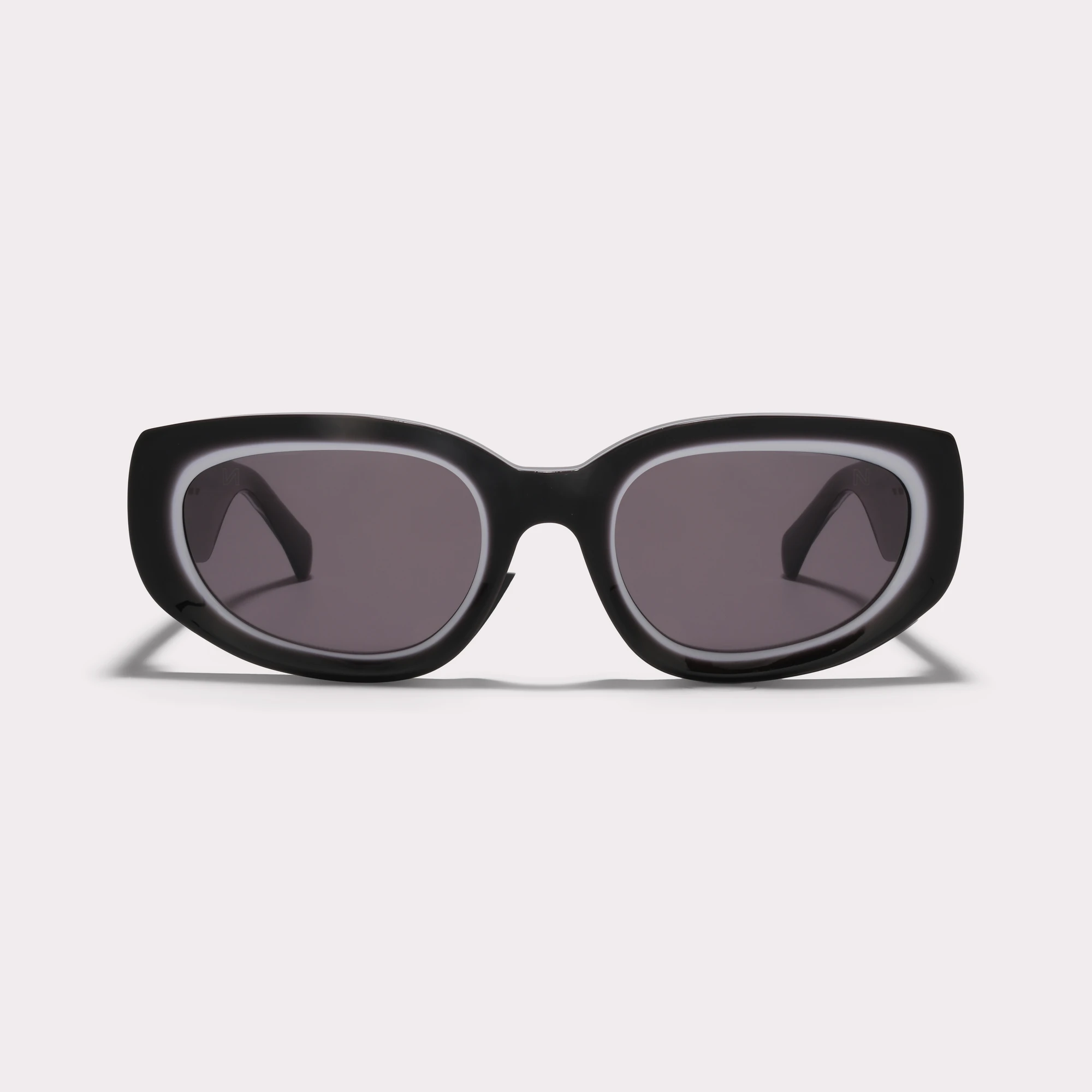 Ein Paar Lola Schwarz Sonnenbrille , von vorne gesehen