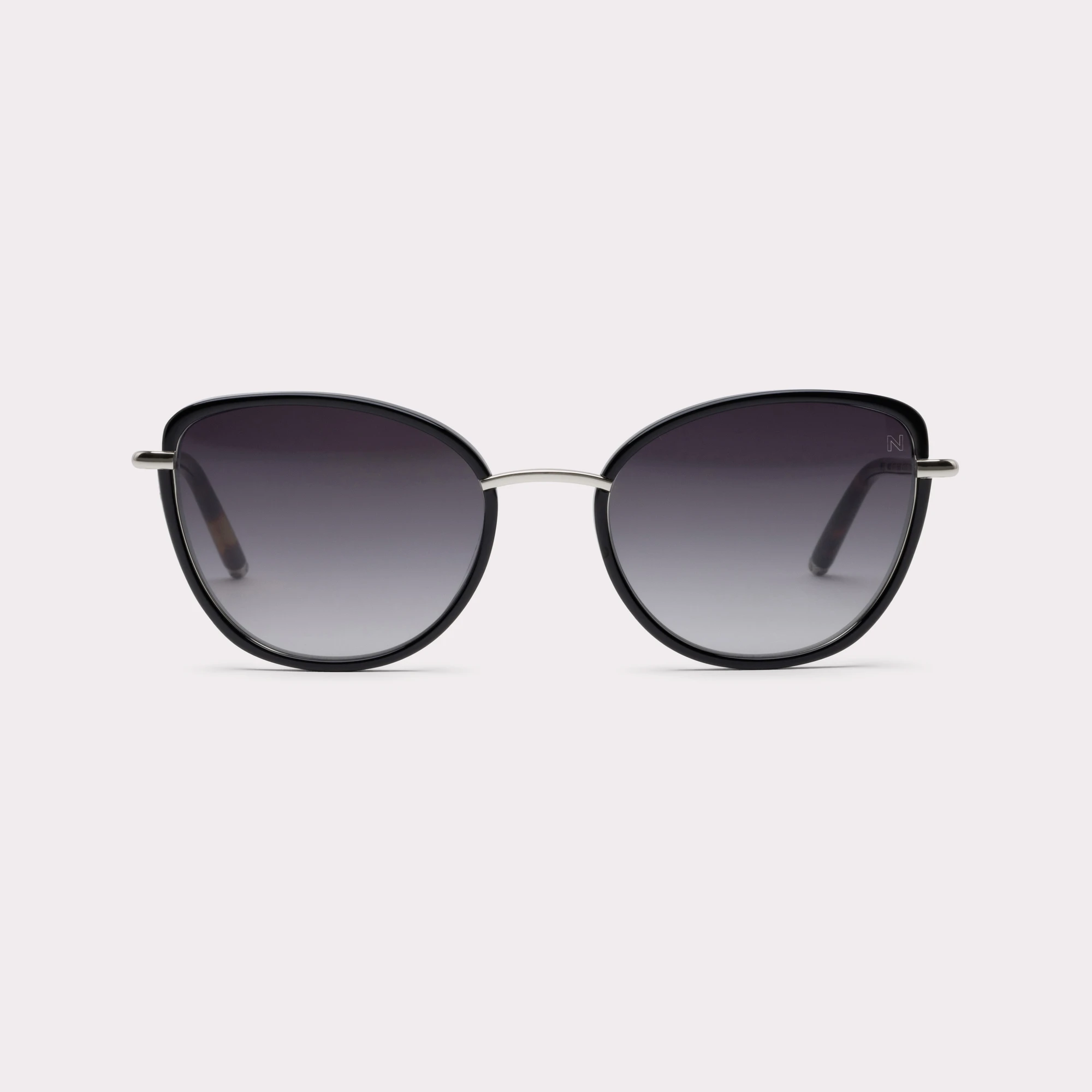 Une paire de Indy Noir Lunettes de soleil vue de face