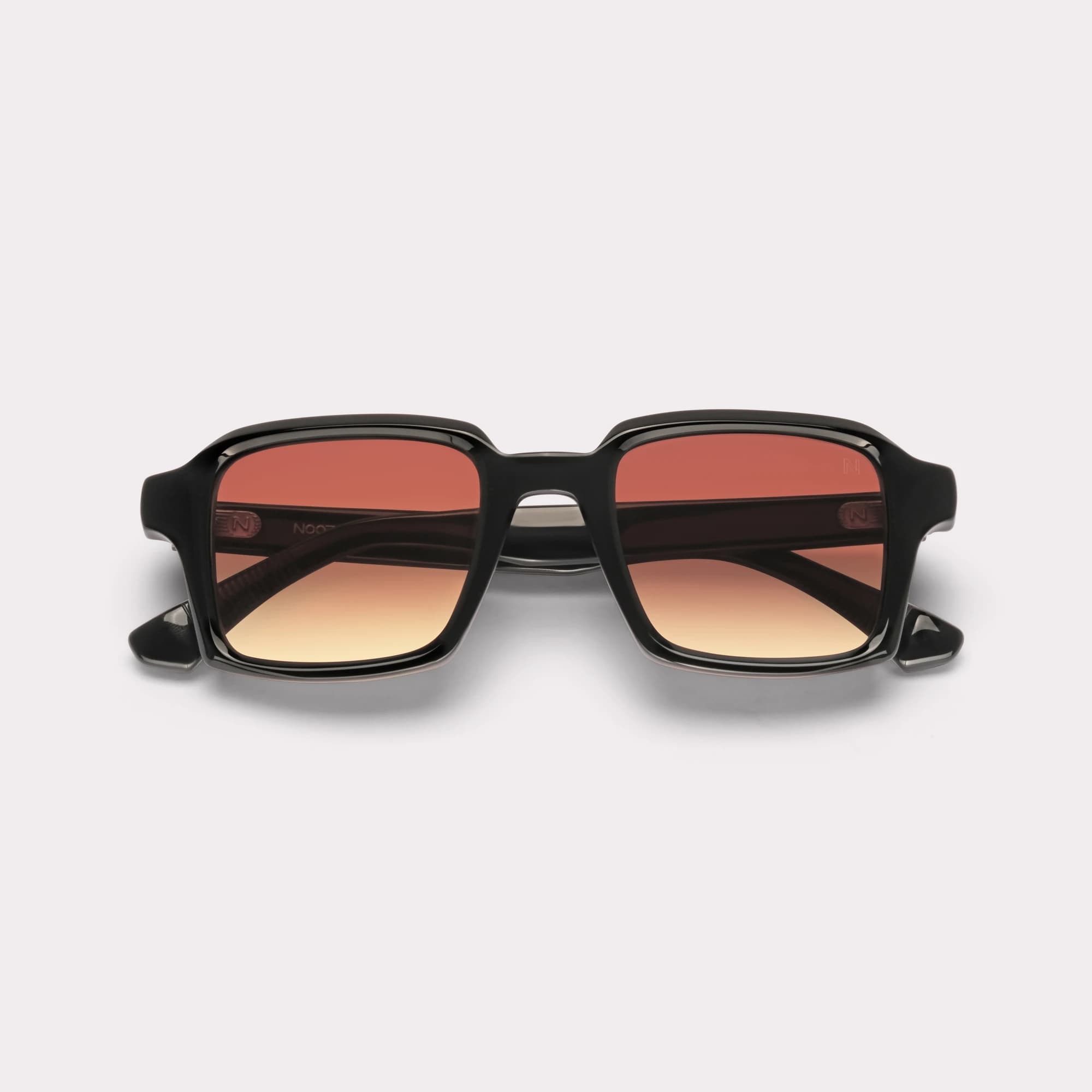 Ein Paar Dries Schwarz Sonnenbrille , zusammengeklappt