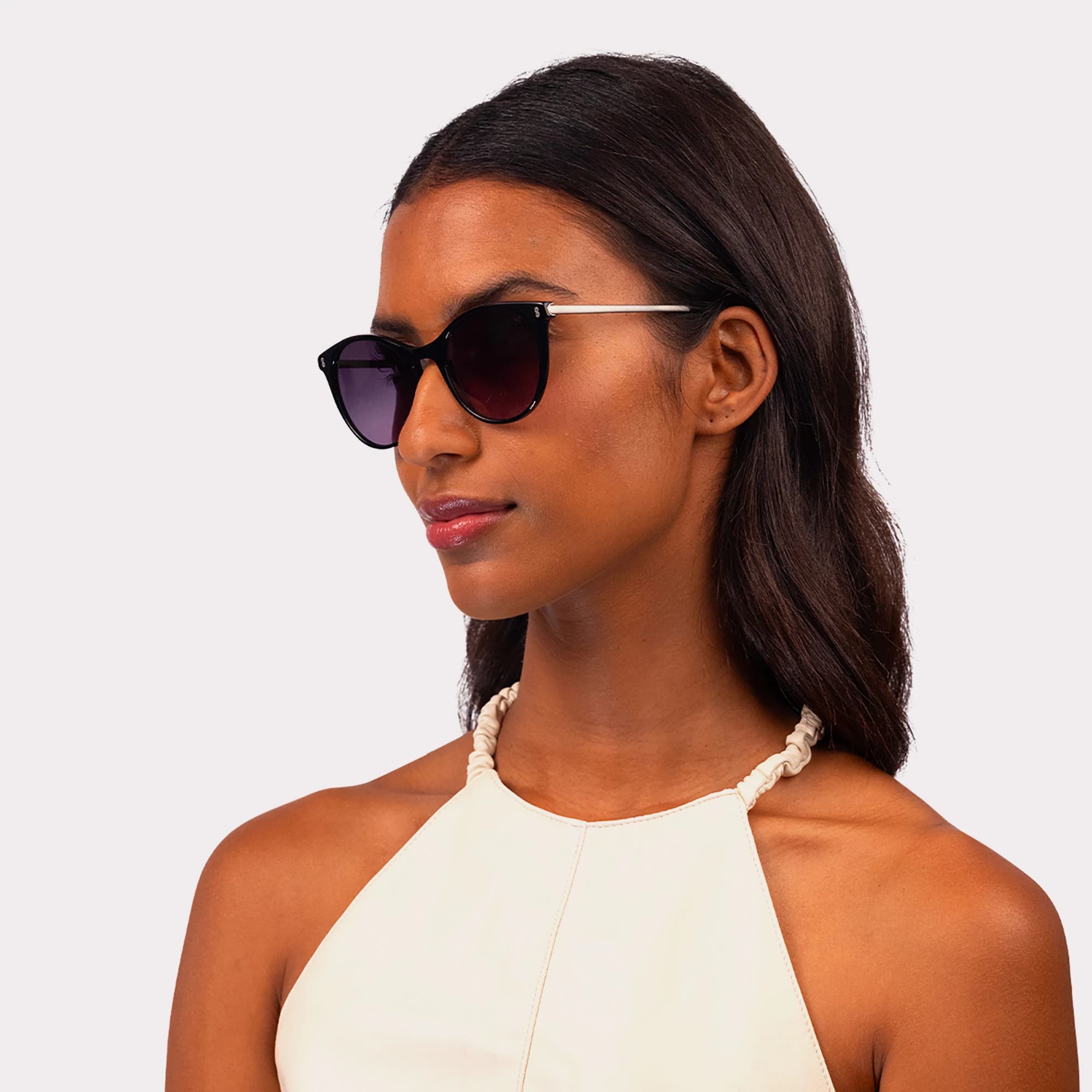 Une paire de Berry Noir Lunettes de soleil