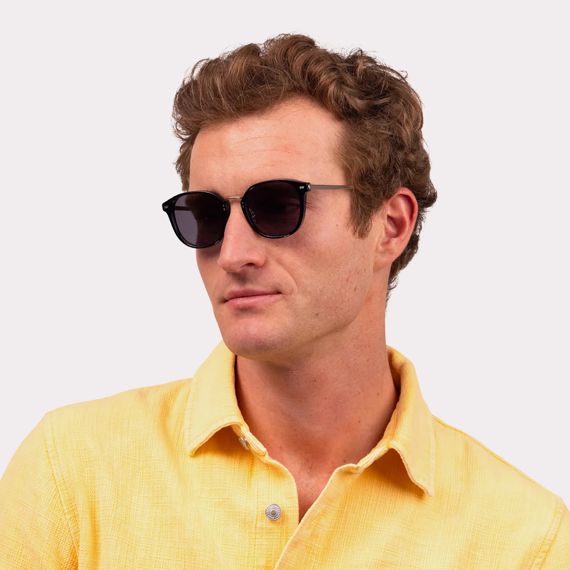 Une paire de Covell Noir Lunettes de soleil