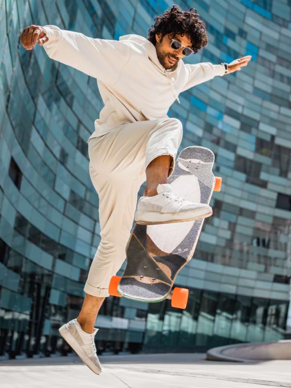 Óculos de sol ioz Óptica usados por um homem que é skateboarding