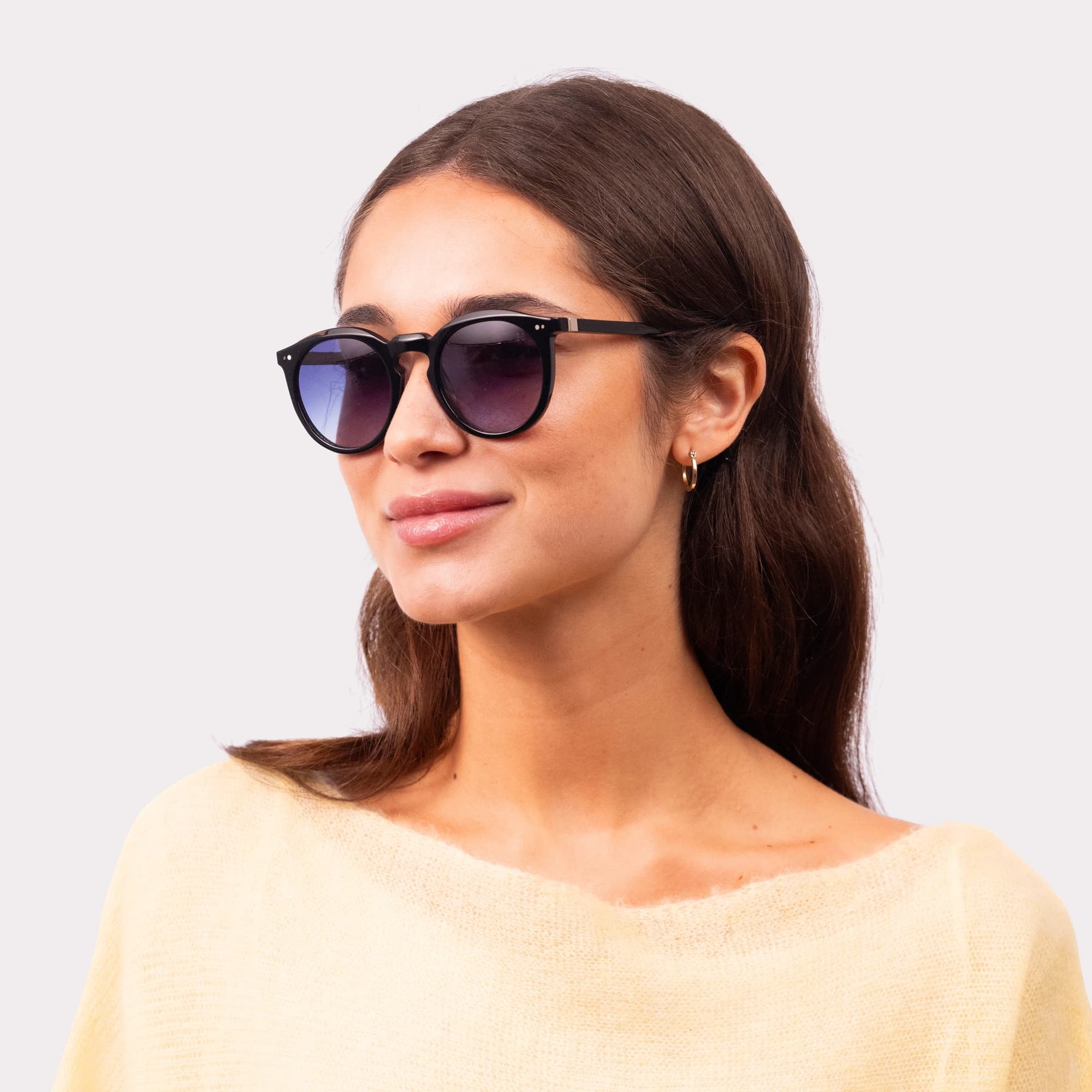 Une paire de Robb Noir Lunettes de soleil
