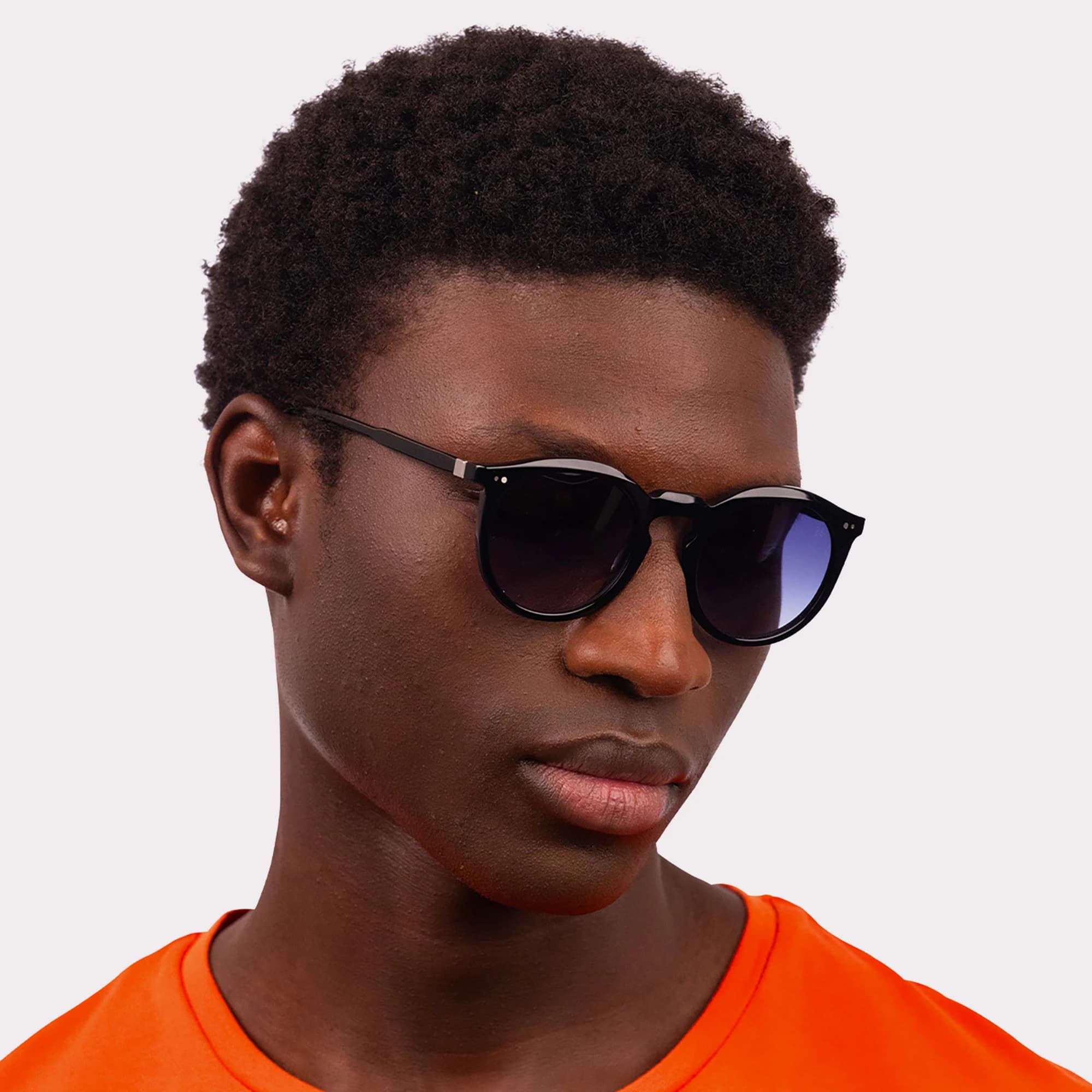 Une paire de Robb Noir Lunettes de soleil