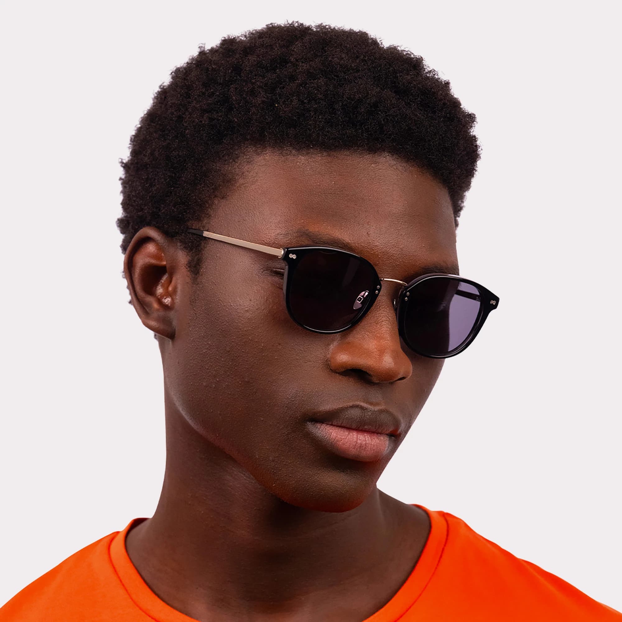 Une paire de Covell Noir Lunettes de soleil
