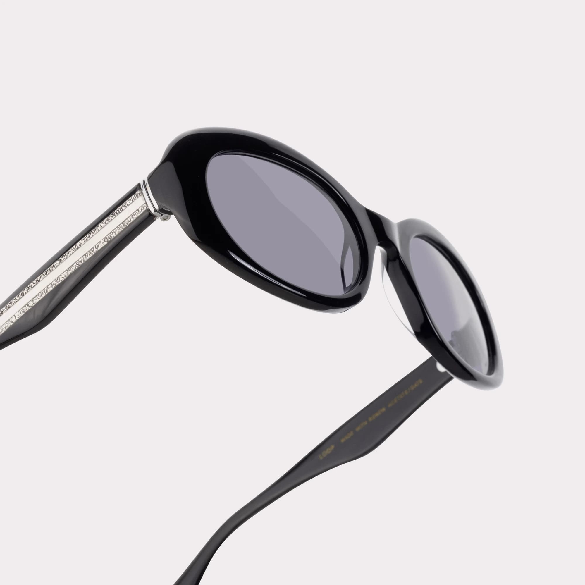 Une paire de Loop Noir Lunettes de soleil en vue macro