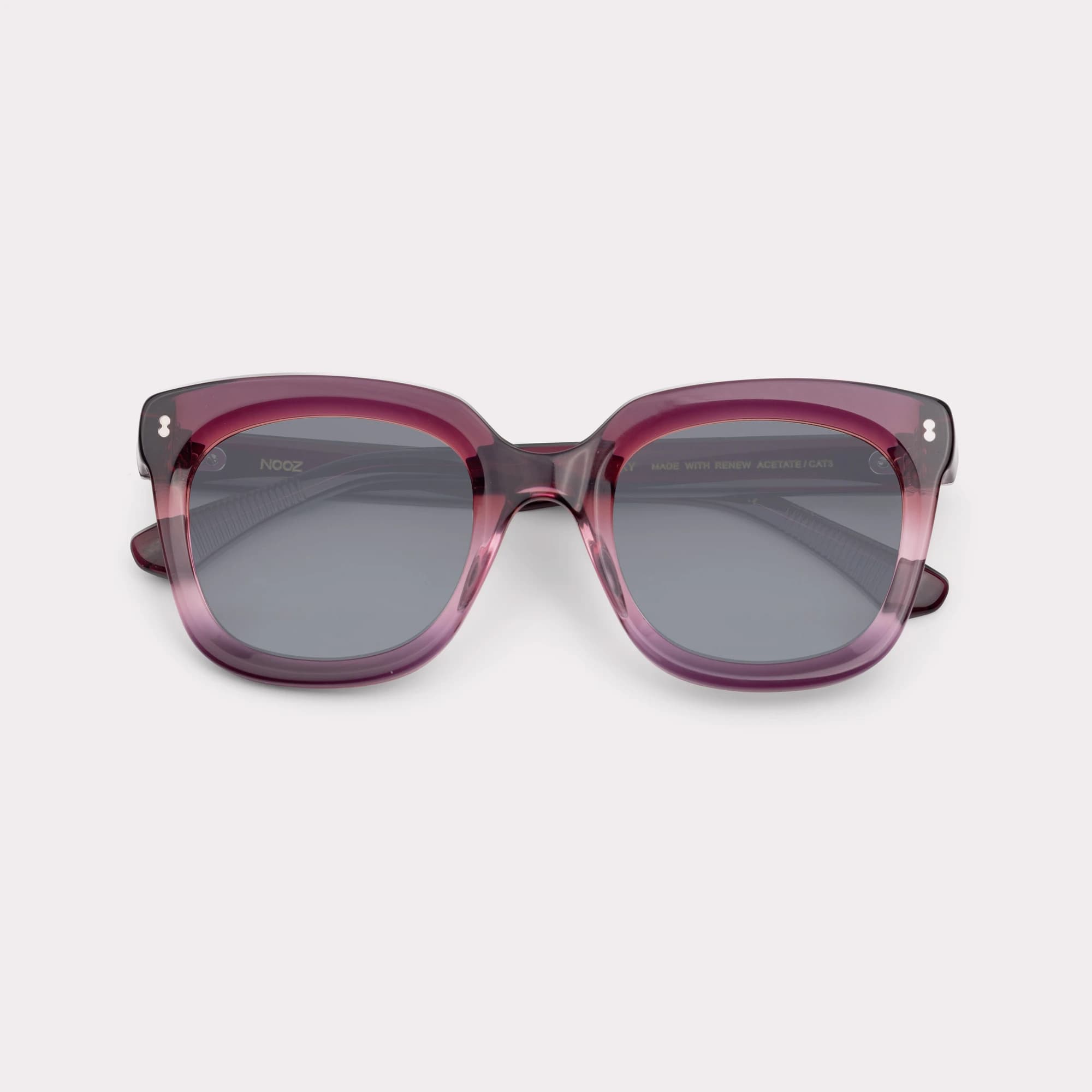 Une paire de Sky Violet Bleu Lunettes de soleil repliée