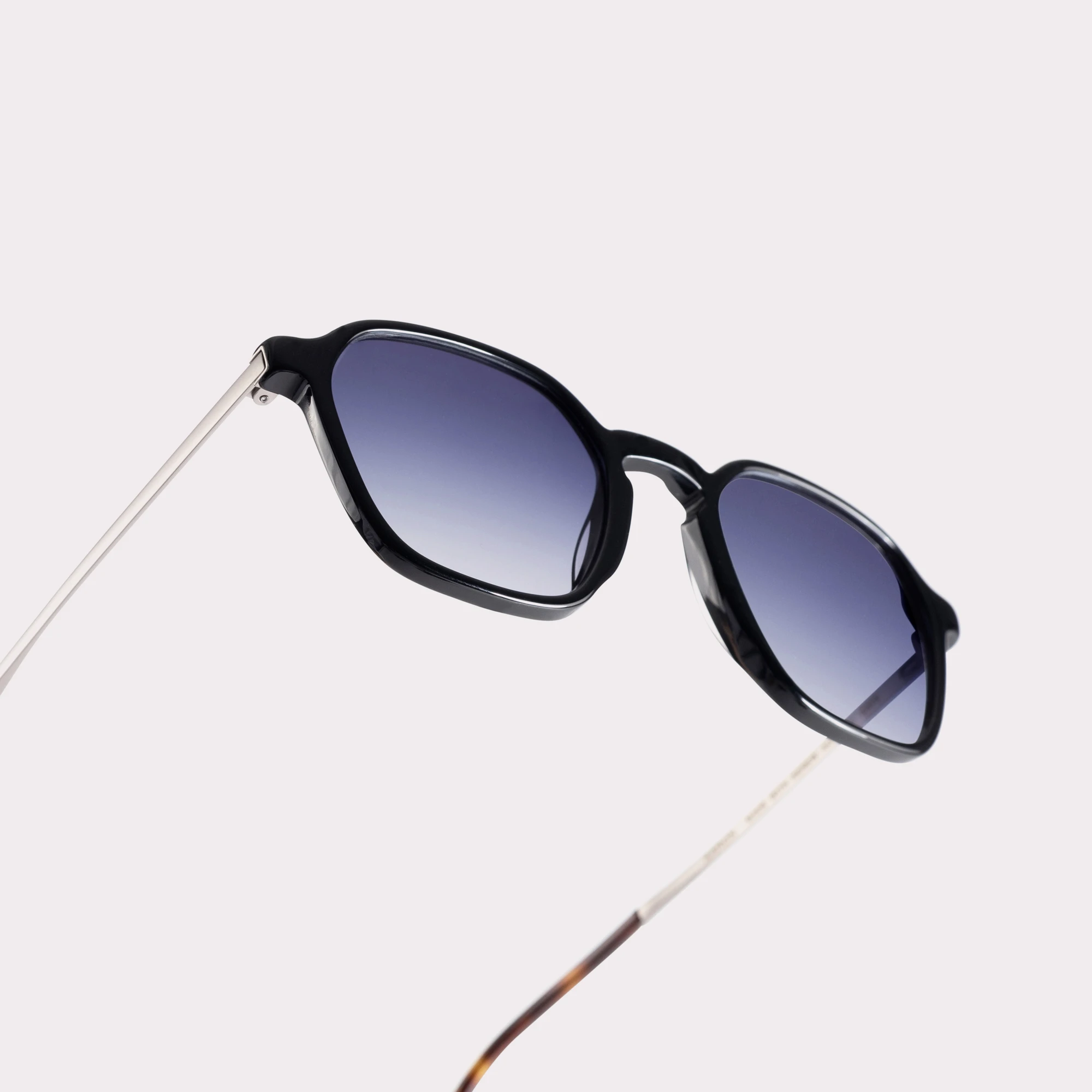 Une paire de Aaron Noir Lunettes de soleil en vue macro