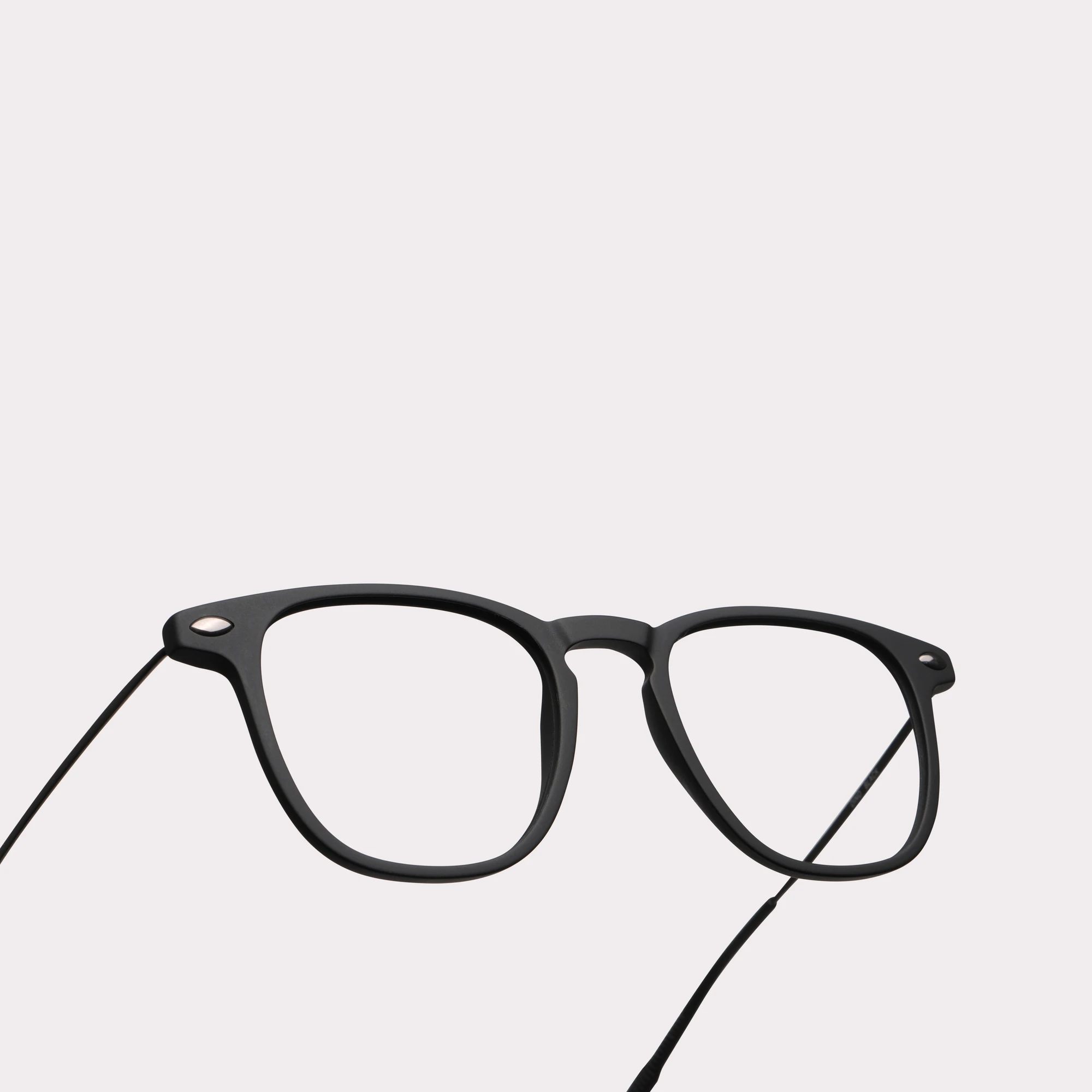 Une paire de Doni Noir Lunettes de lecture en vue macro