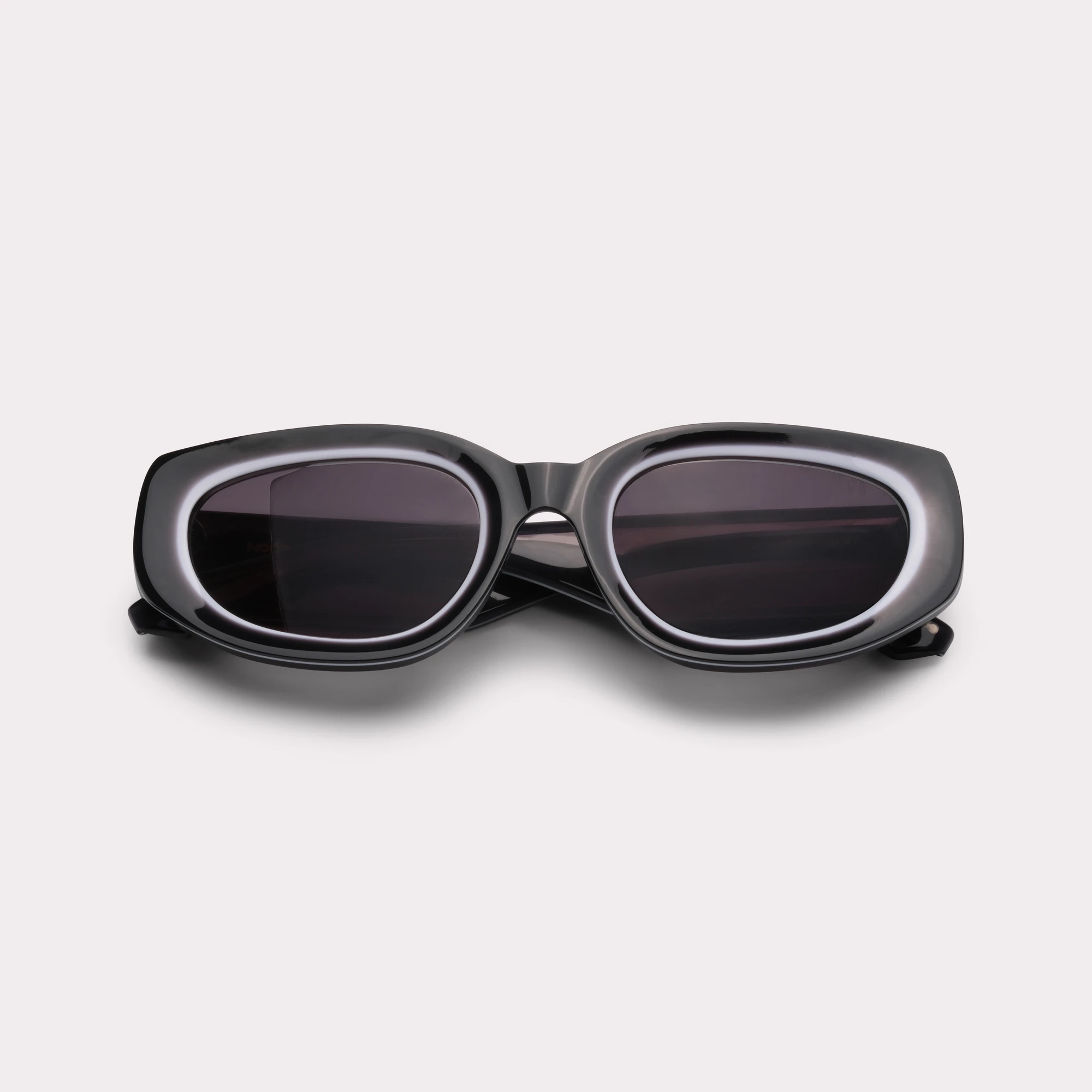 Ein Paar Lola Schwarz Sonnenbrille , zusammengeklappt