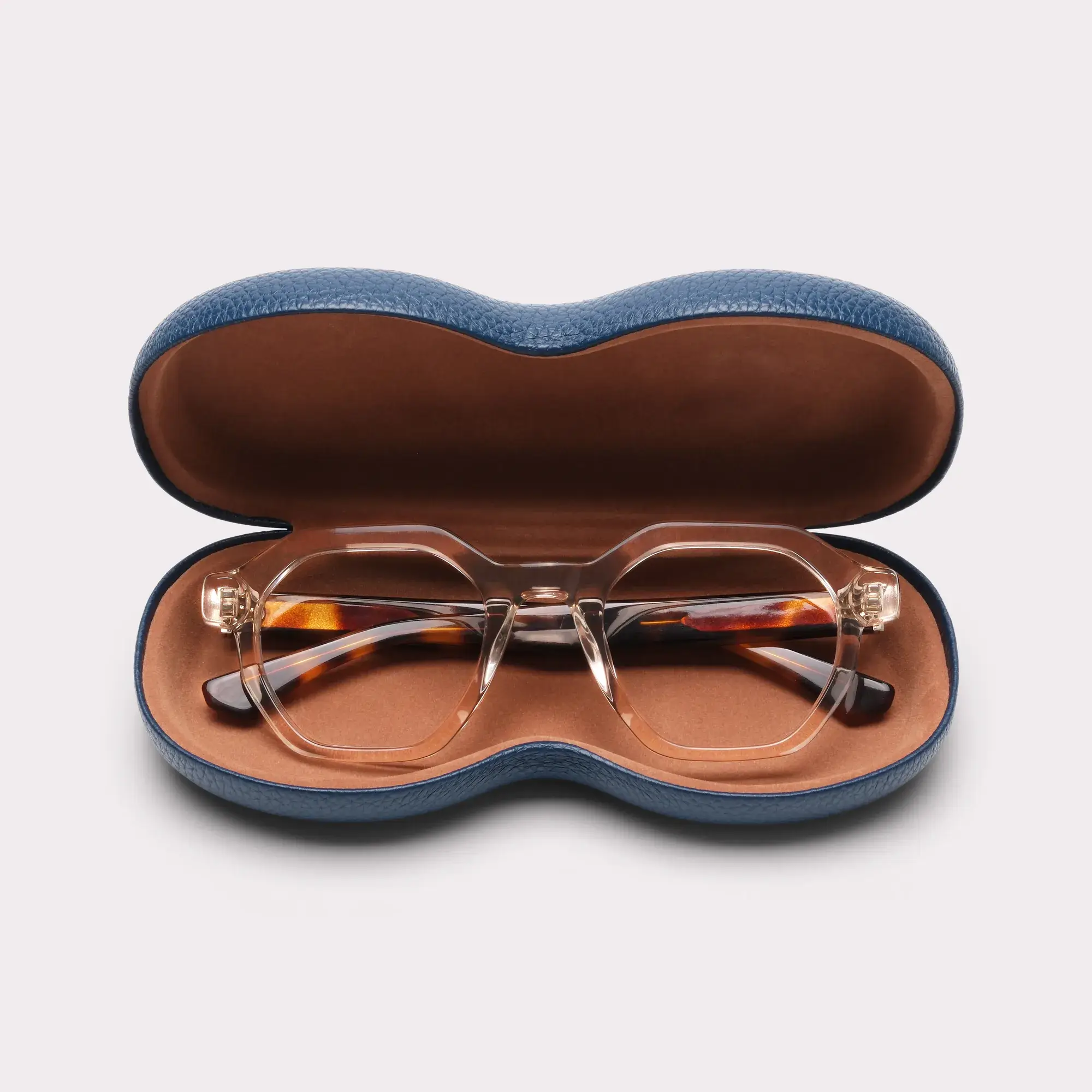 Um par de Miller Champagne tortoise Óculos de leitura multi-distância™ de luz azul saindo do seu estojo