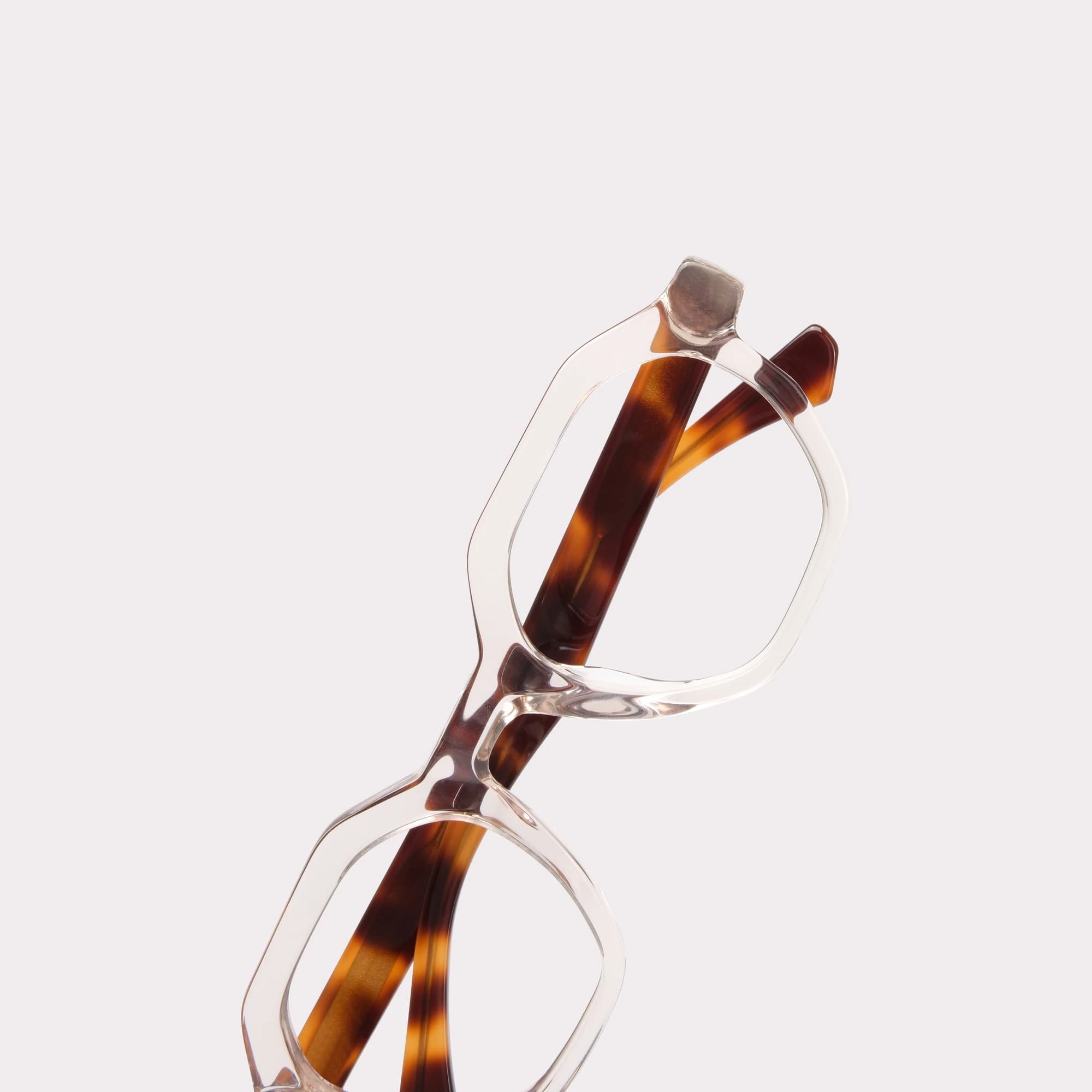 Ein Paar Miller Champagne tortoise Lesebrille in der Makroansicht