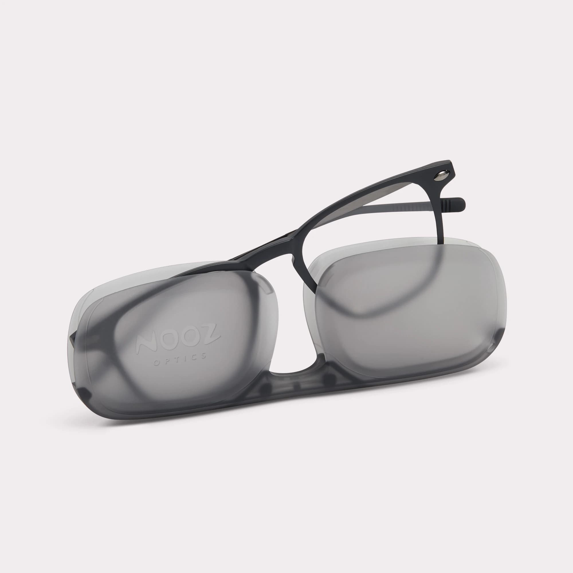 Une paire de Doni Noir Lunettes de lecture sortant de son étui