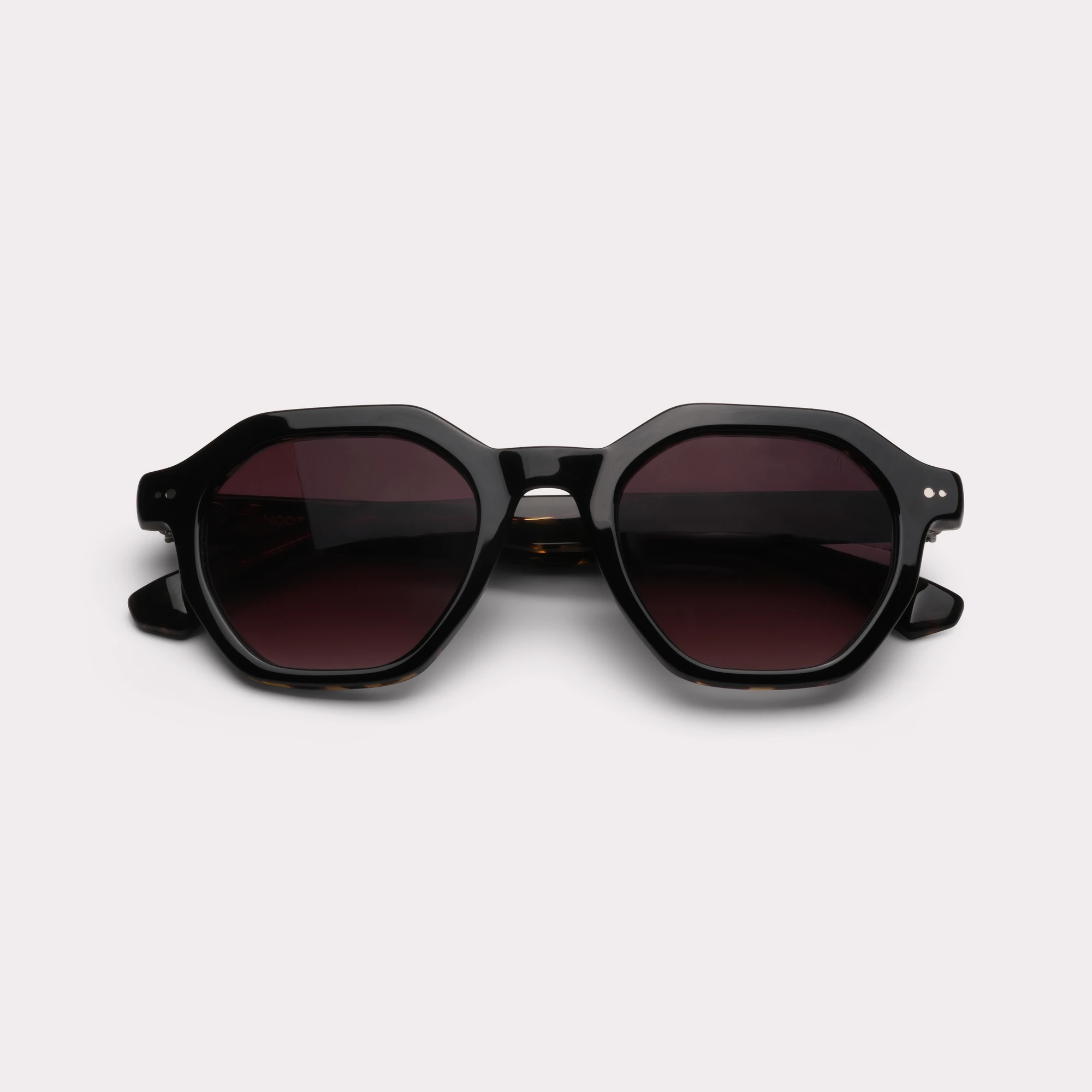 Une paire de Milton Noir Lunettes de soleil repliée