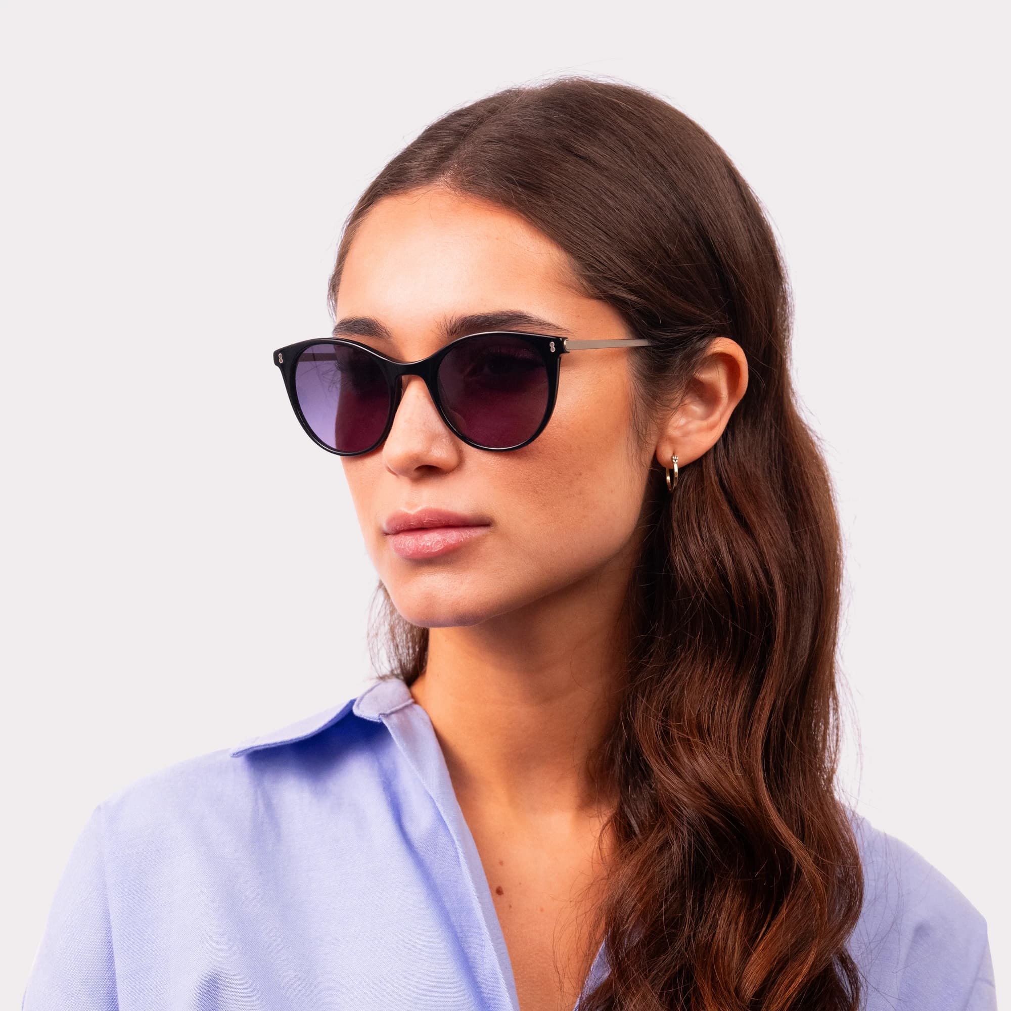 Une paire de Berry Noir Lunettes de soleil