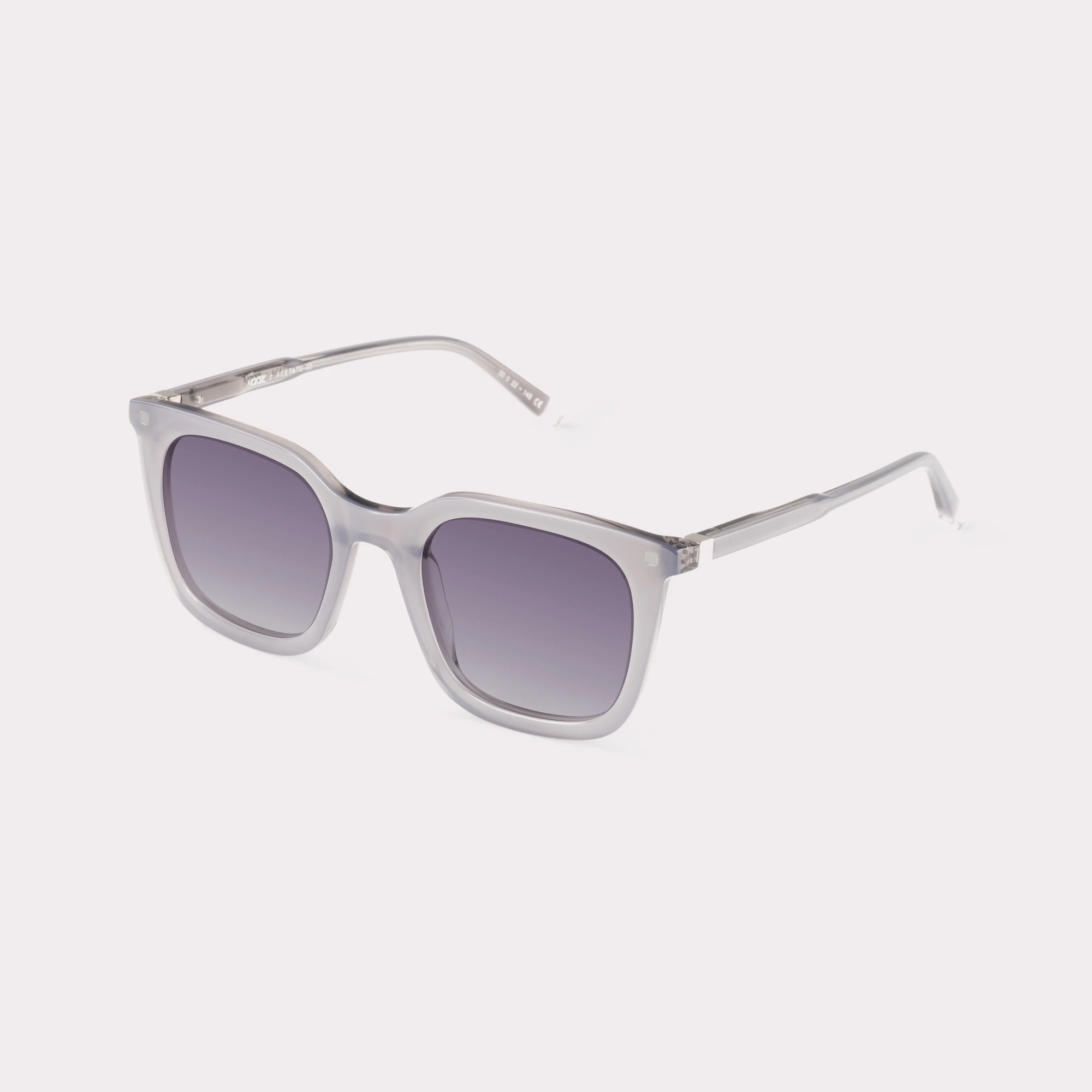 Une paire de Candid Gris clair Lunettes de soleil vue de côté