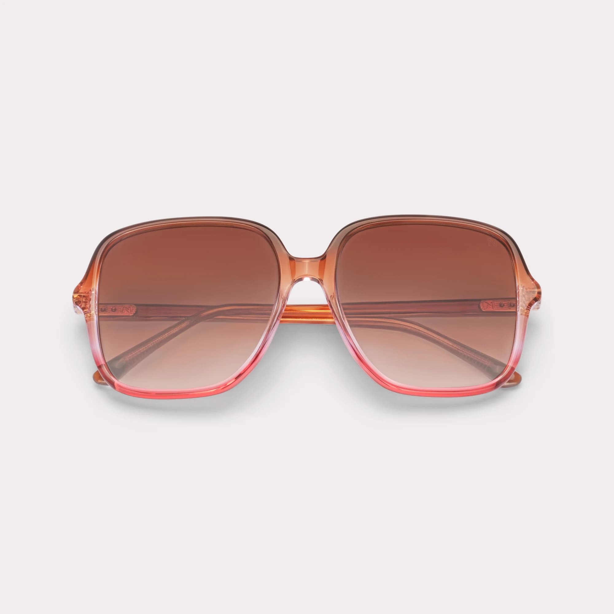 Un par de Jenny Gradient Pink Gafas de sol plegado