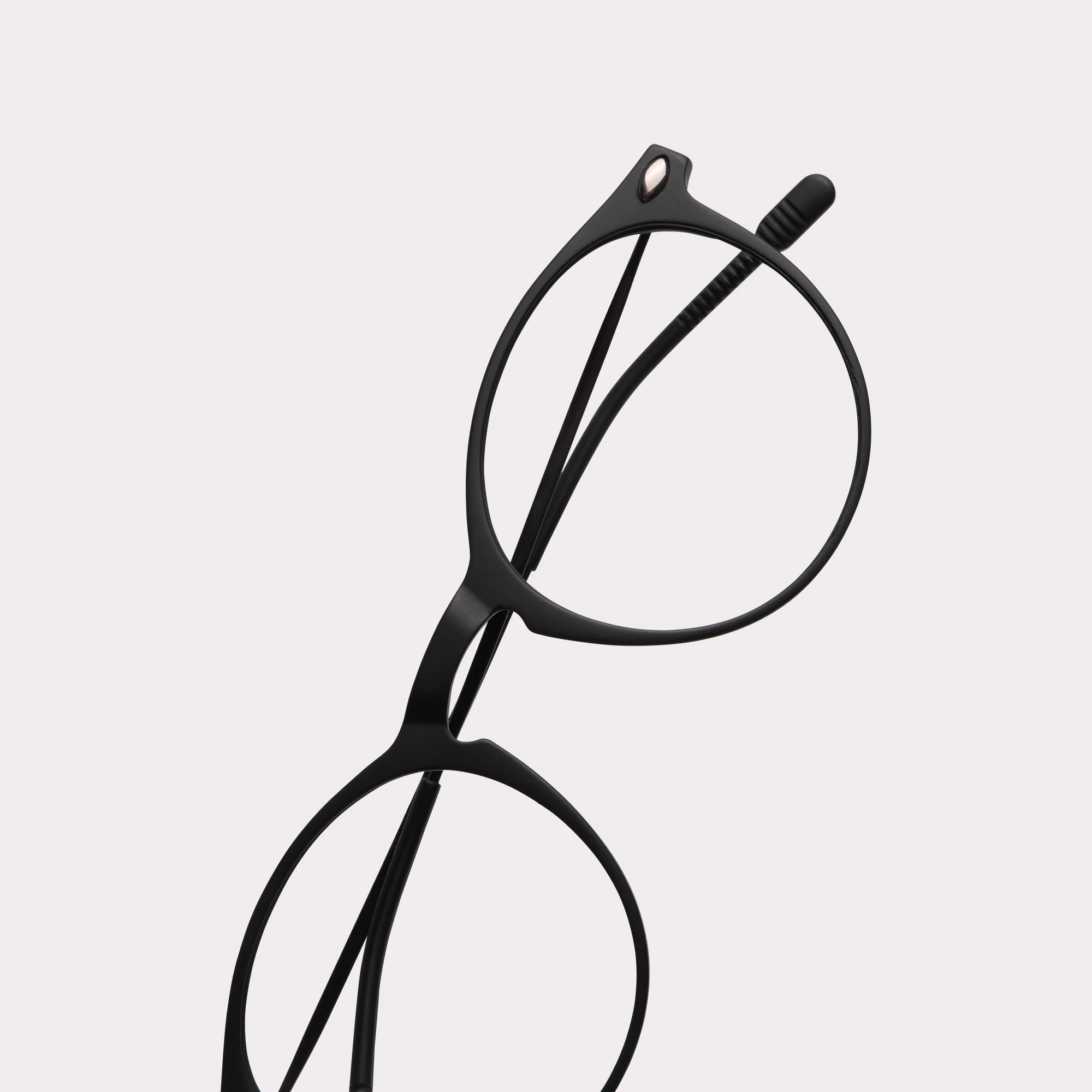 Une paire de Cruz Noir Lunettes anti-lumière bleue en vue macro