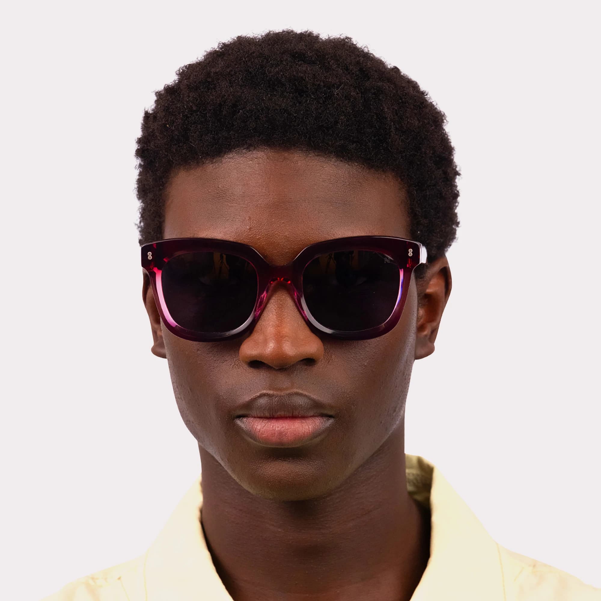 Une paire de Sky Violet Bleu Lunettes de soleil