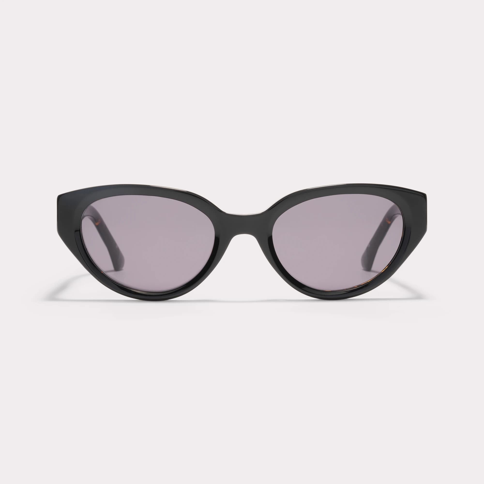 Ein Paar Kate Schwarz Sonnenbrille , von vorne gesehen