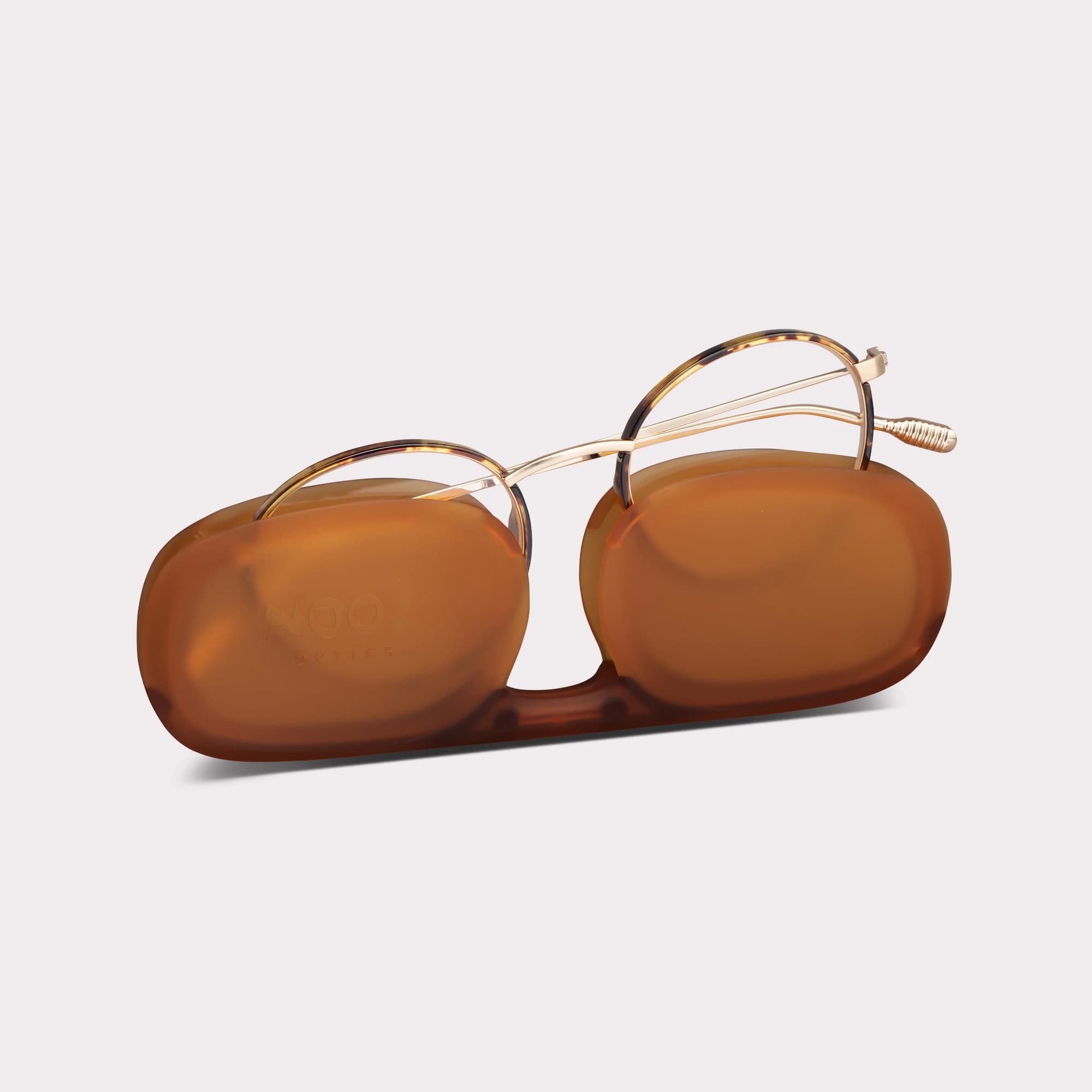 Un par de Ela Light tortoise Gafas de lectura para pantallas saliendo de su estuche.