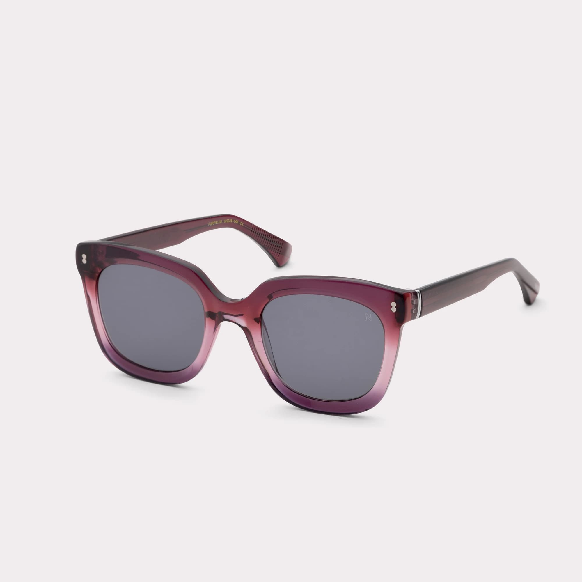 Une paire de Sky Violet Bleu Lunettes de soleil vue de côté