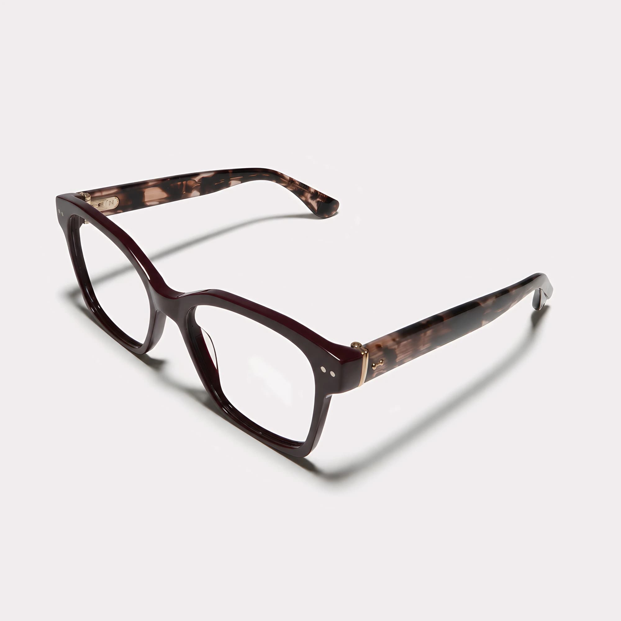 Un par de Lea Burgundy Tortoise Gafas graduadas vista de lado