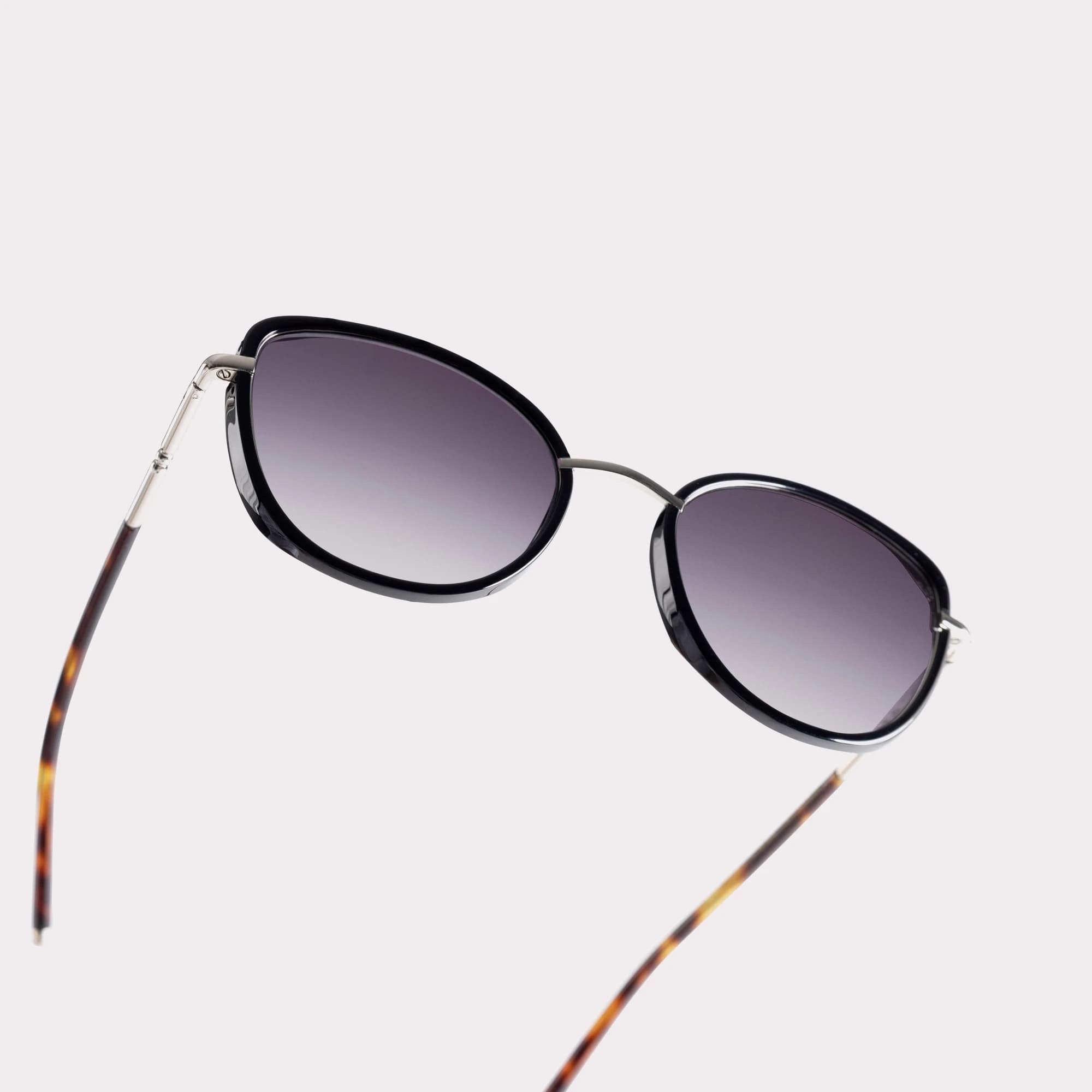 Une paire de Indy Noir Lunettes de soleil en vue macro