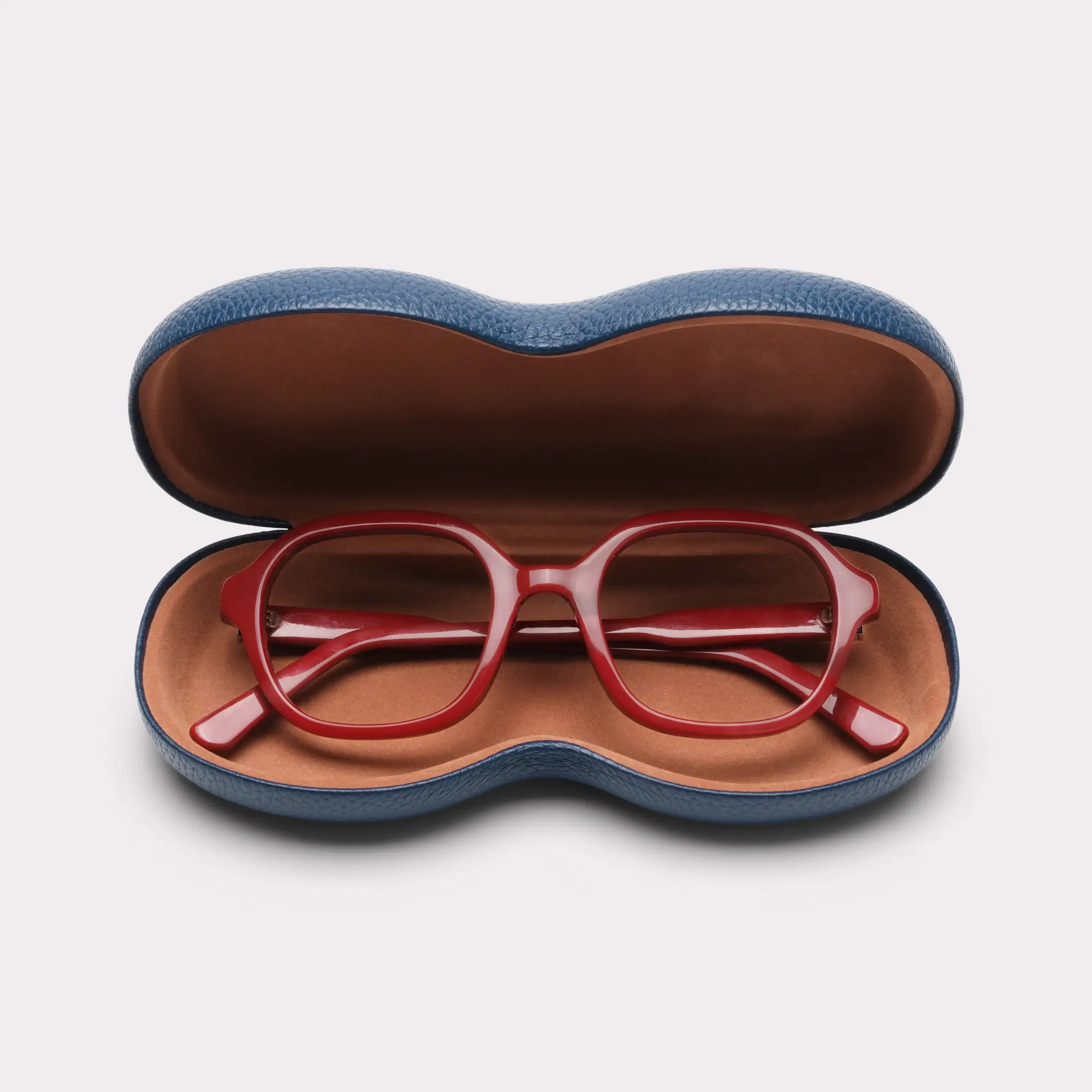 Un par de Lana Burdeos Gafas de lectura saliendo de su estuche.