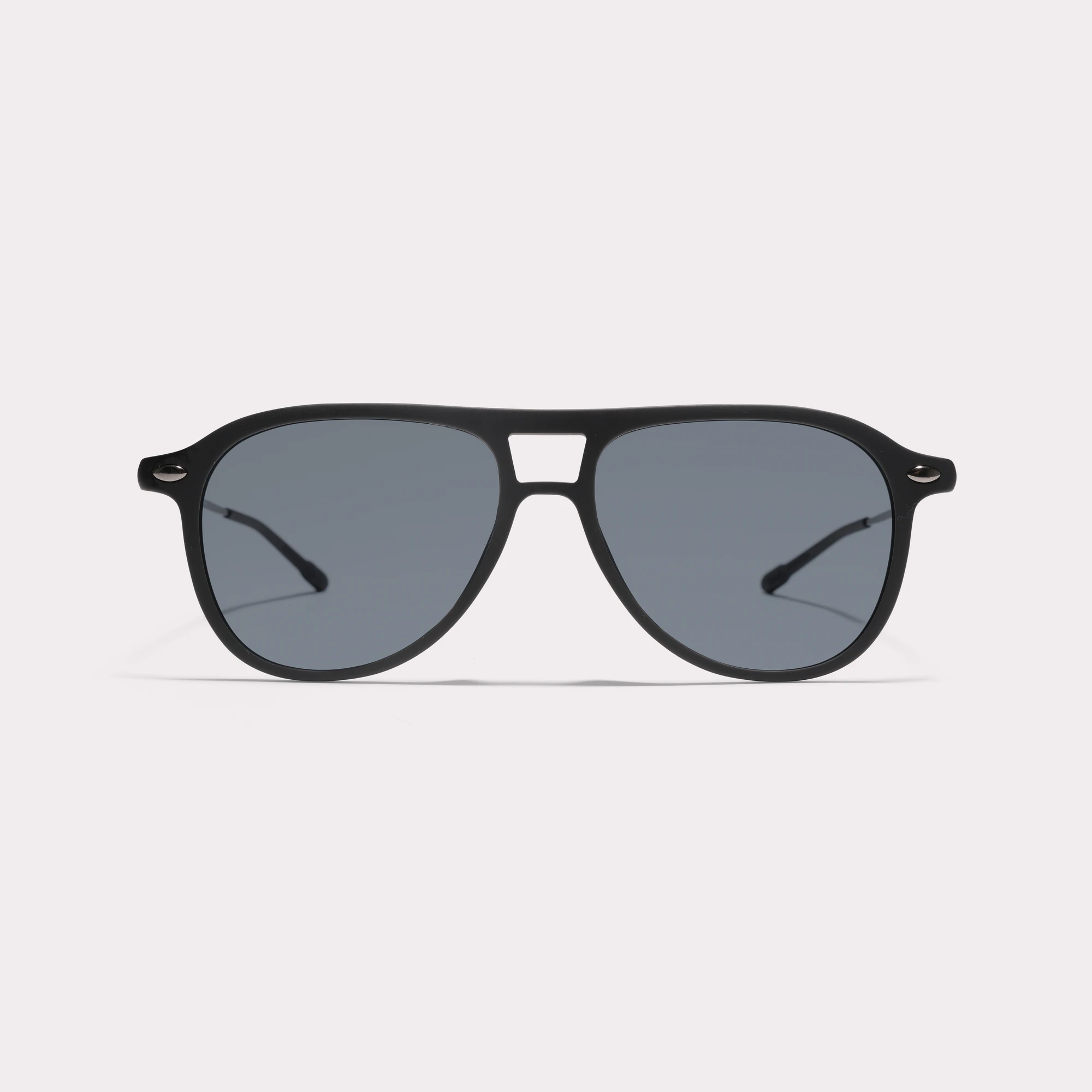 Une paire de Fly Noir Lunettes de soleil vue de face