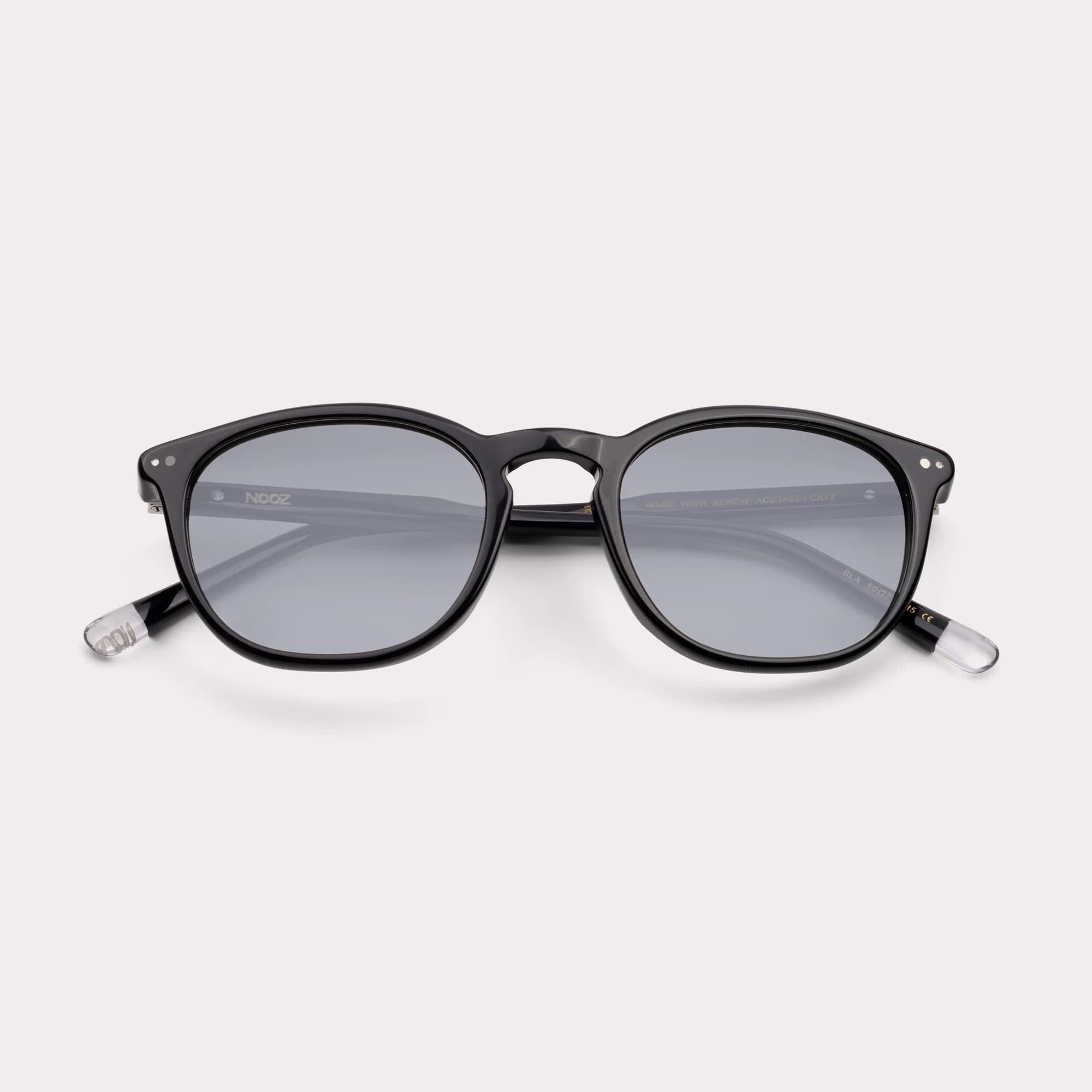 Une paire de Roy Noir Lunettes de soleil repliée