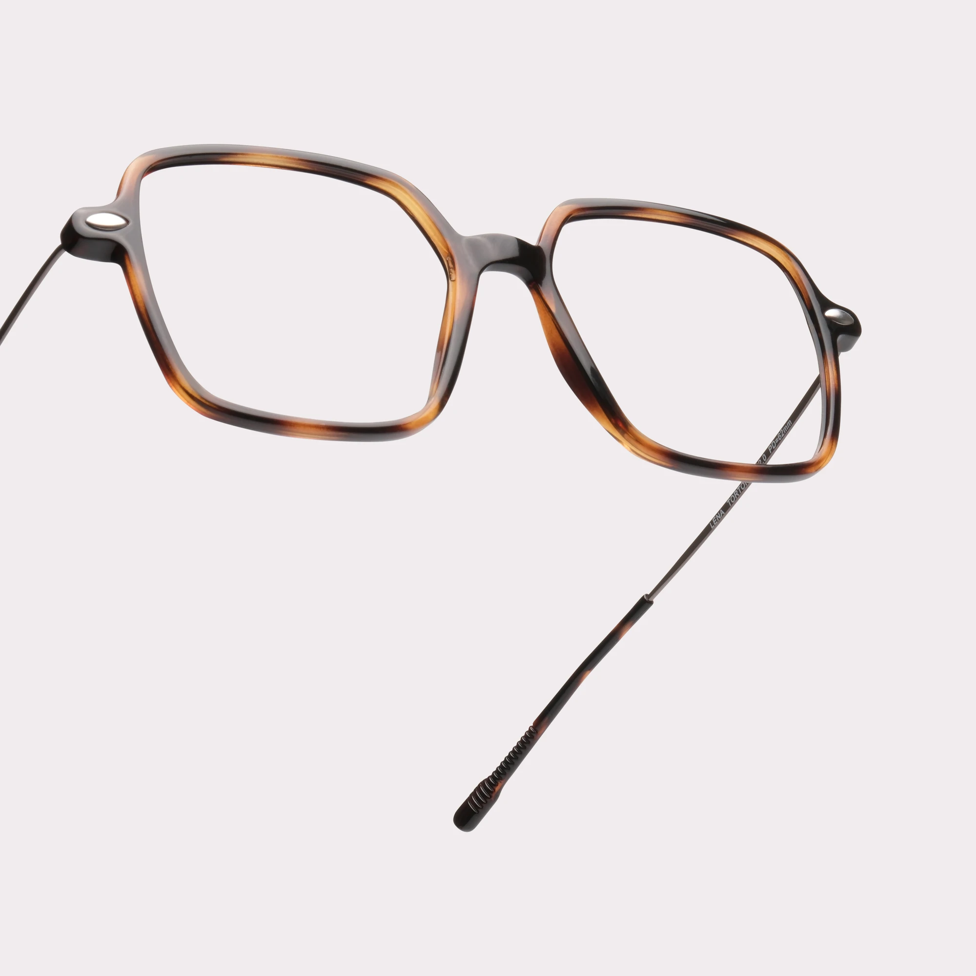 Une paire de Lena Tortoise Lunettes de lecture en vue macro