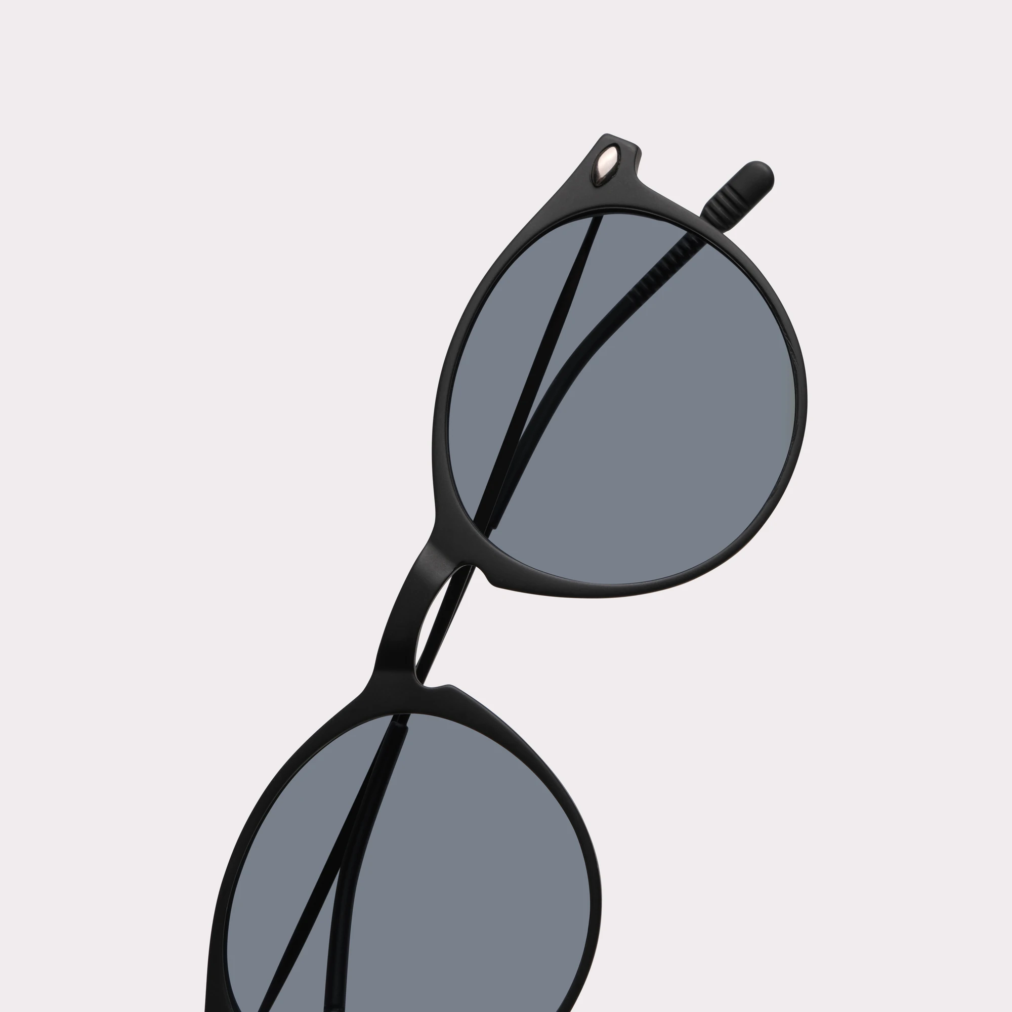 Un par de Cruz Negro Gafas de lectura solares en vista macro