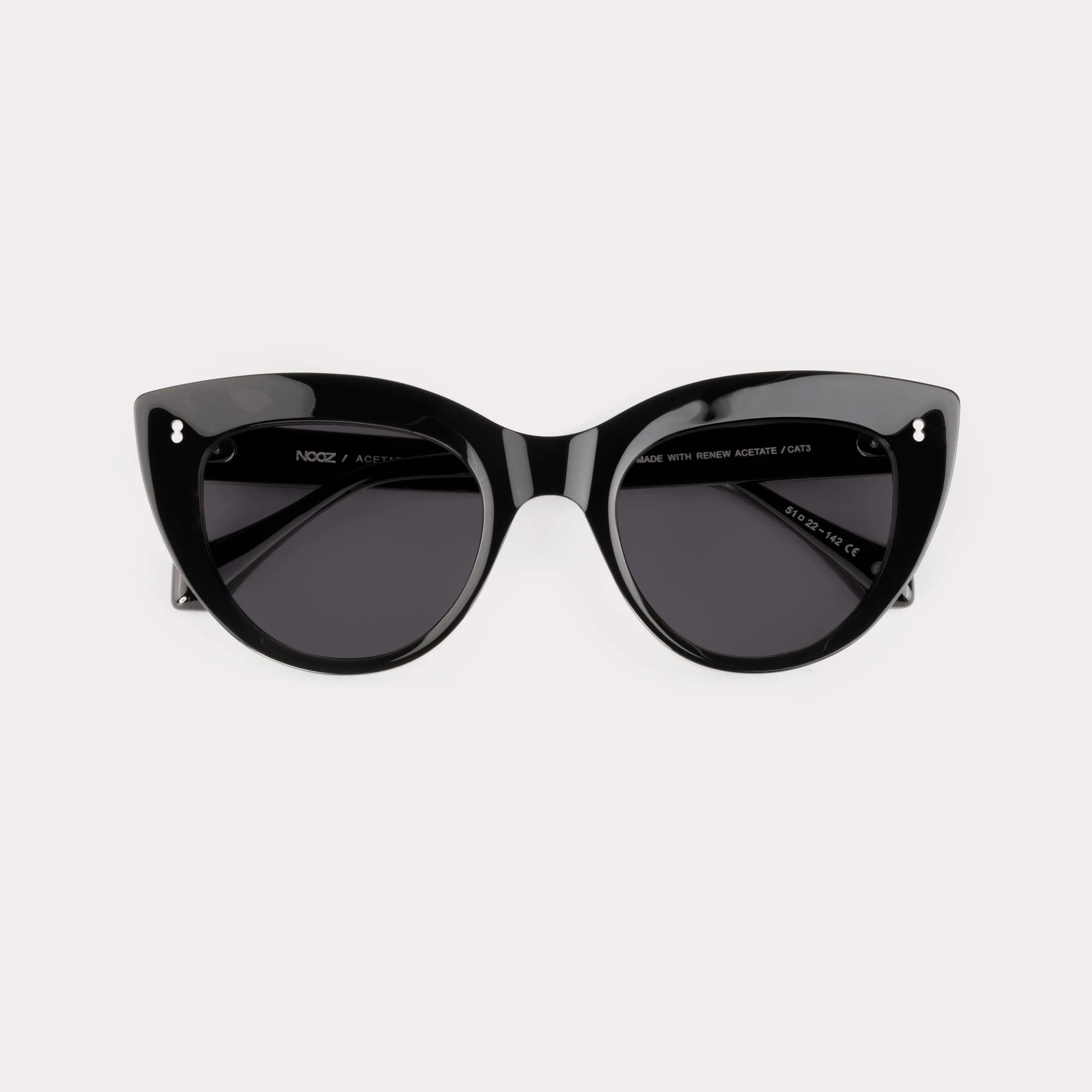 Une paire de Romy Noir Lunettes de soleil repliée