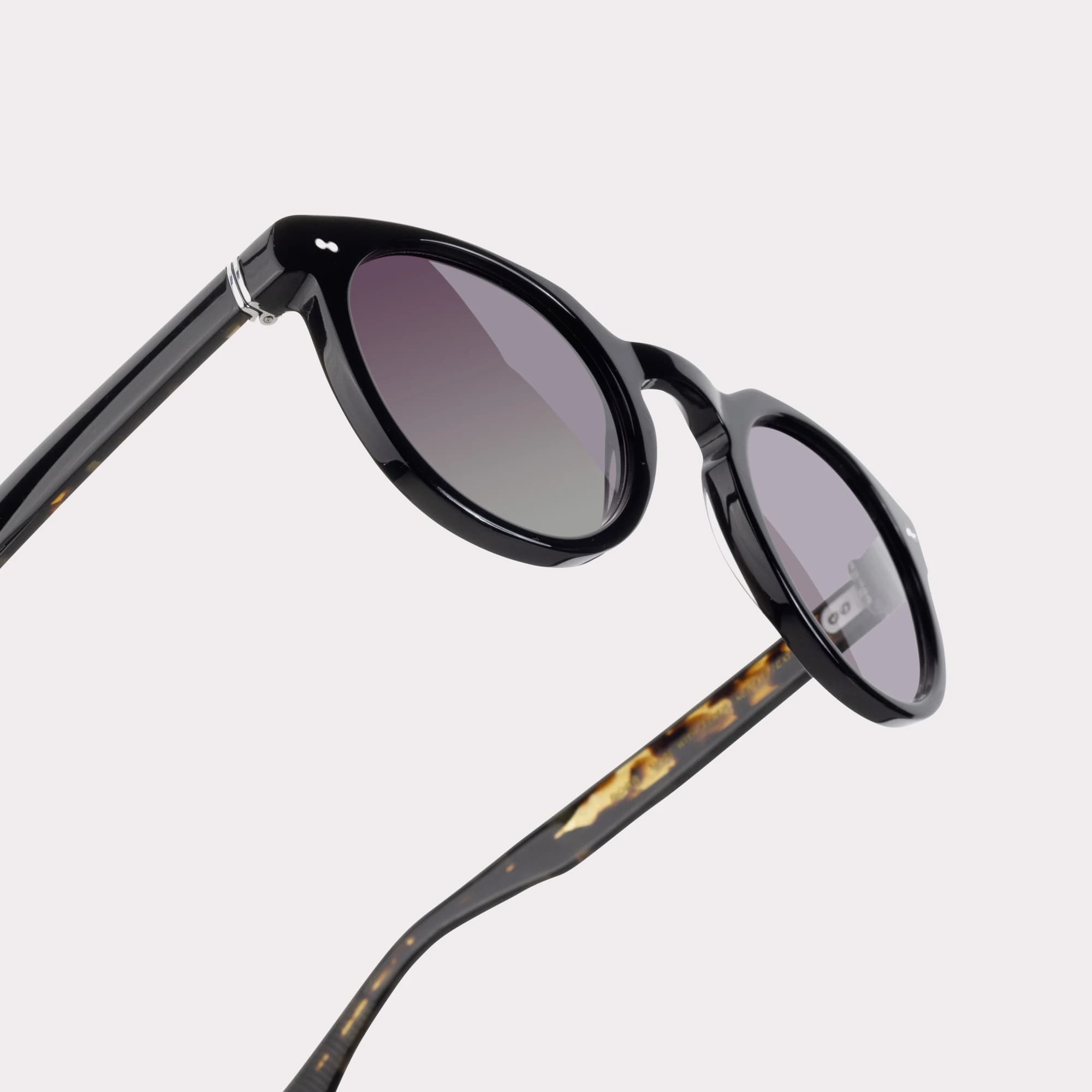 Une paire de Robb Noir Lunettes de soleil en vue macro