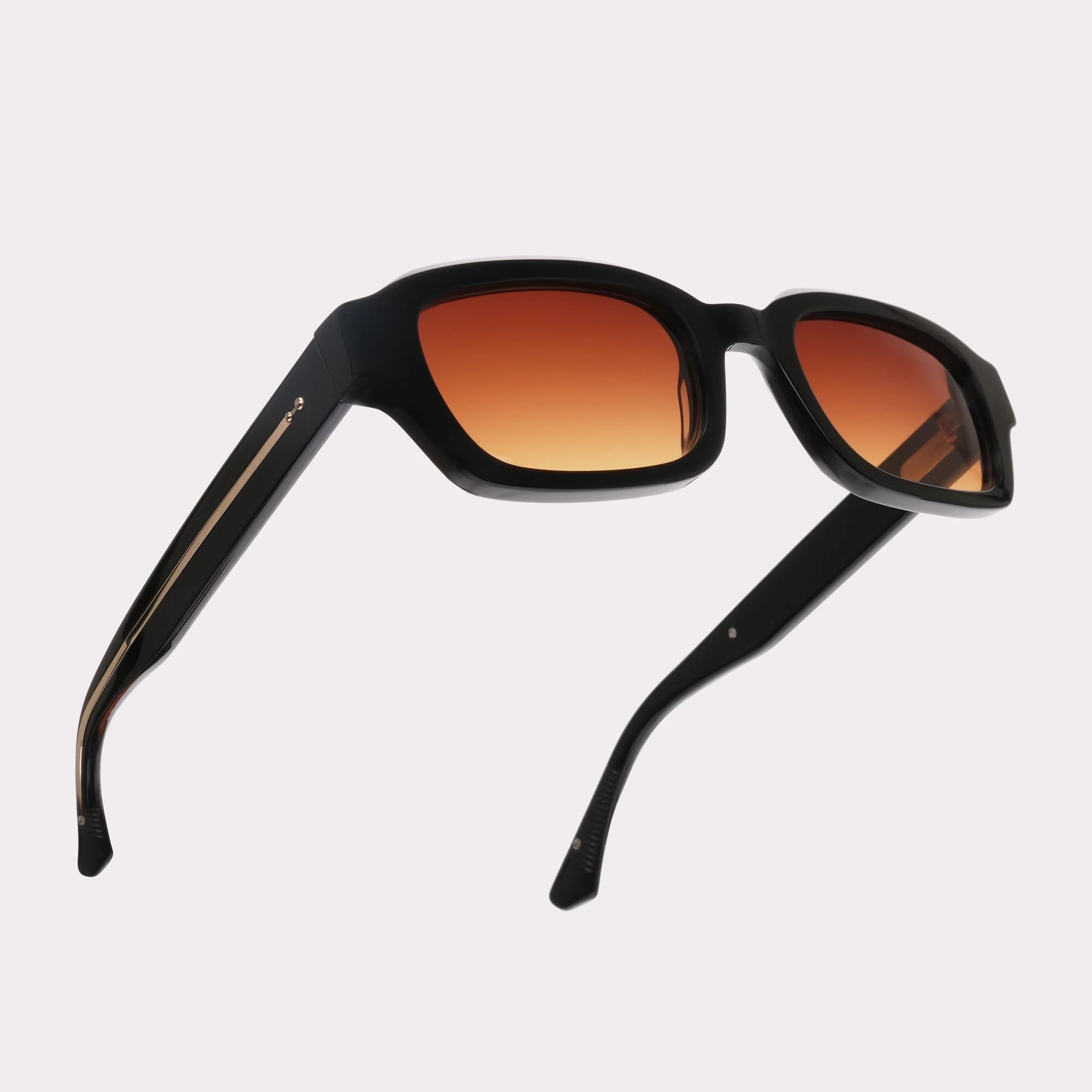 Une paire de Sam Noir Lunettes de soleil en vue macro