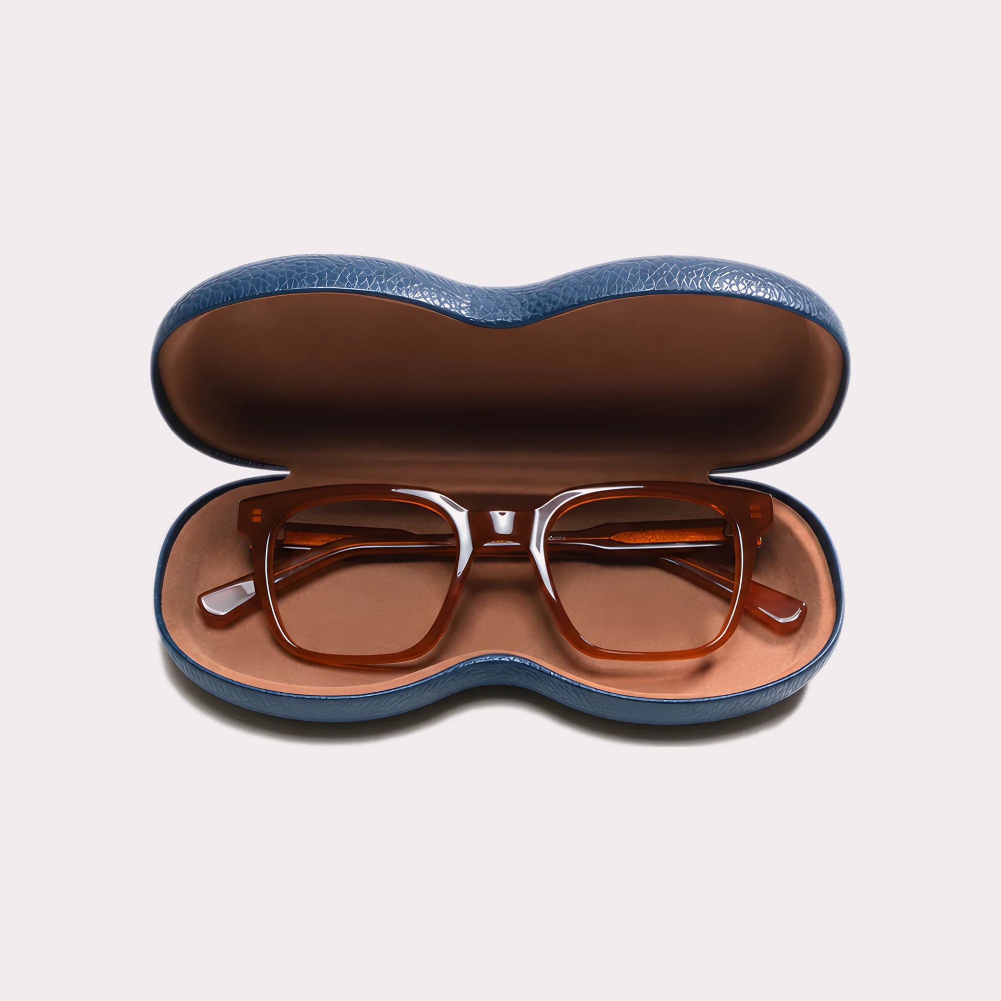 Une paire de Venn Miel Lunettes de lecture sortant de son étui