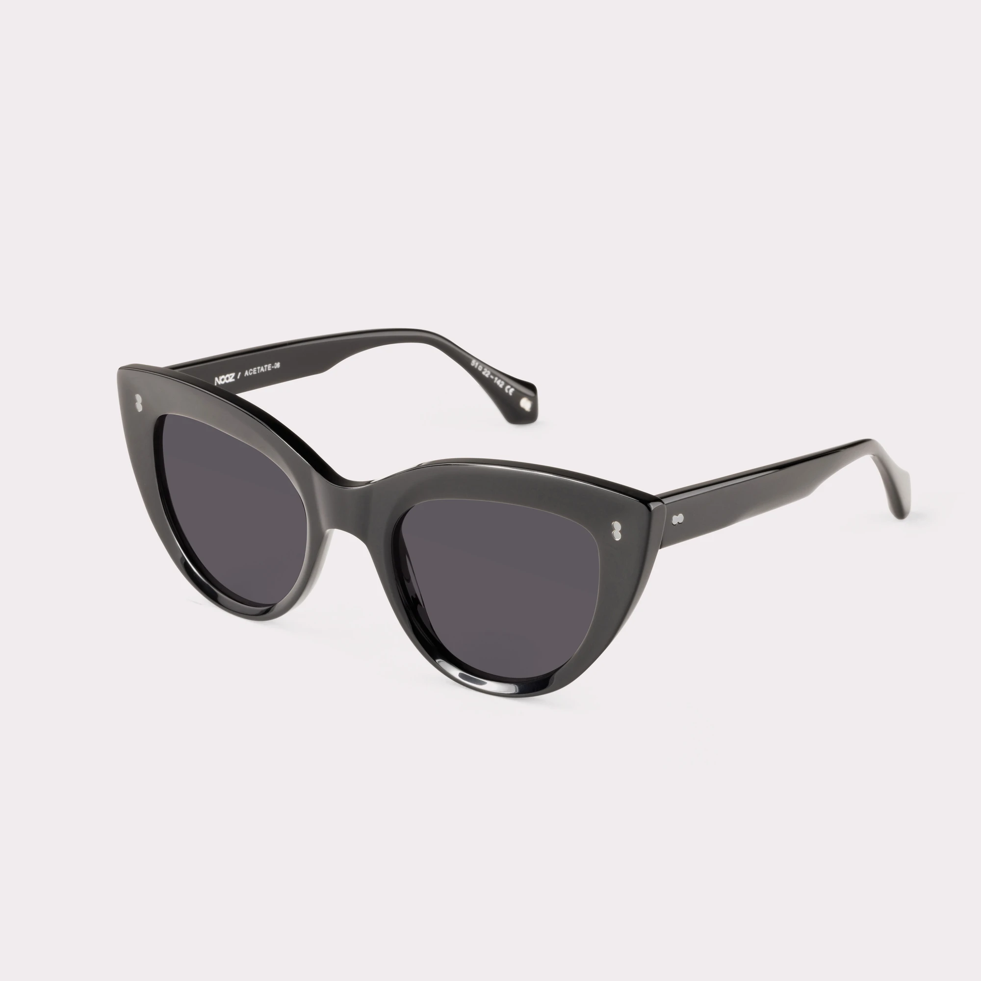 Une paire de Romy Noir Lunettes de soleil vue de côté