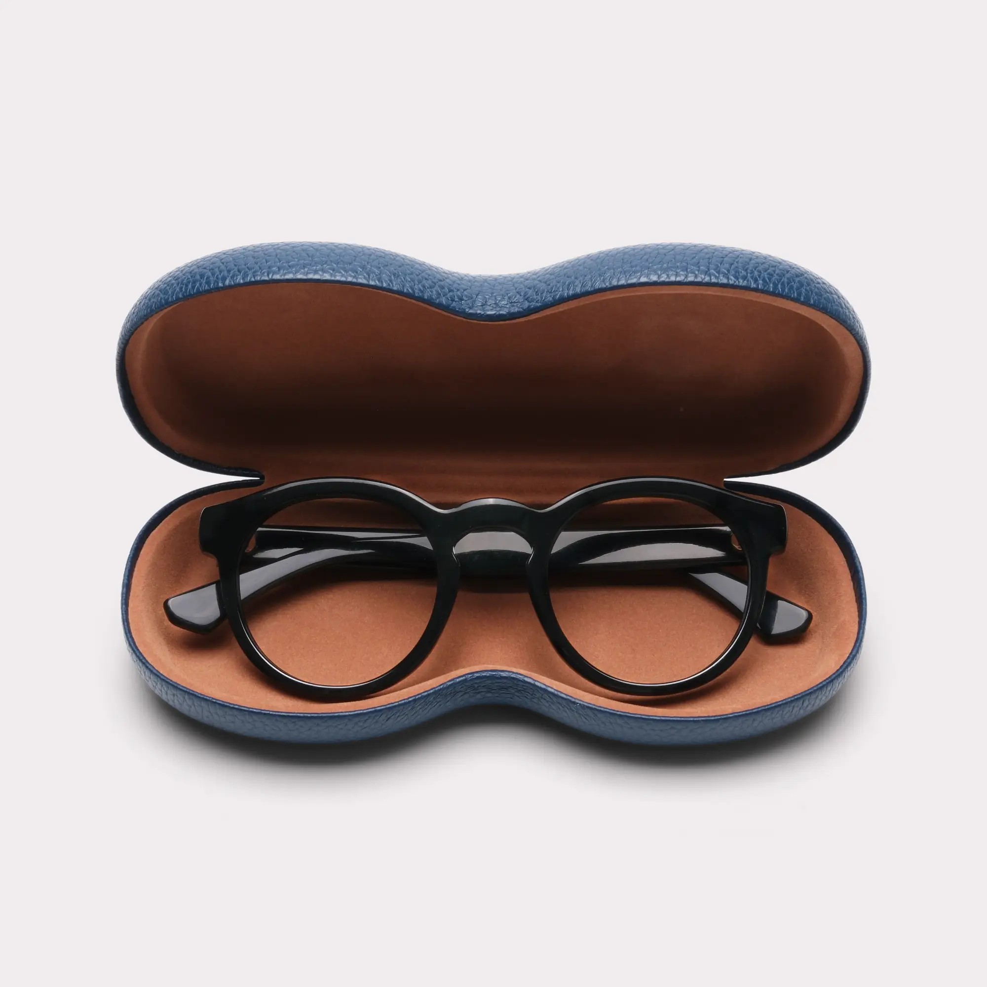 Un par de Robben Negro Gafas de lectura saliendo de su estuche.