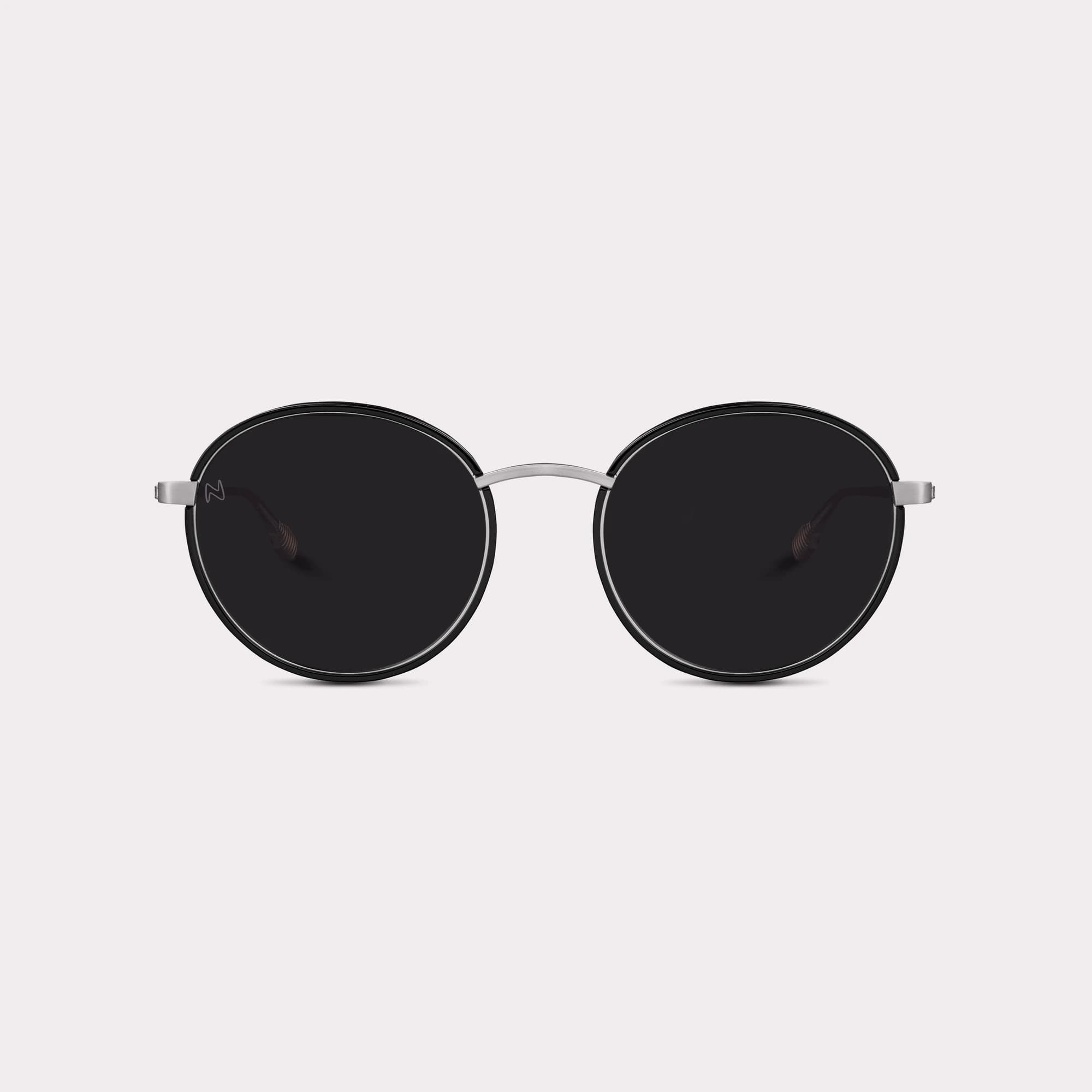 Une paire de Ela Noir Lunettes de soleil vue de face